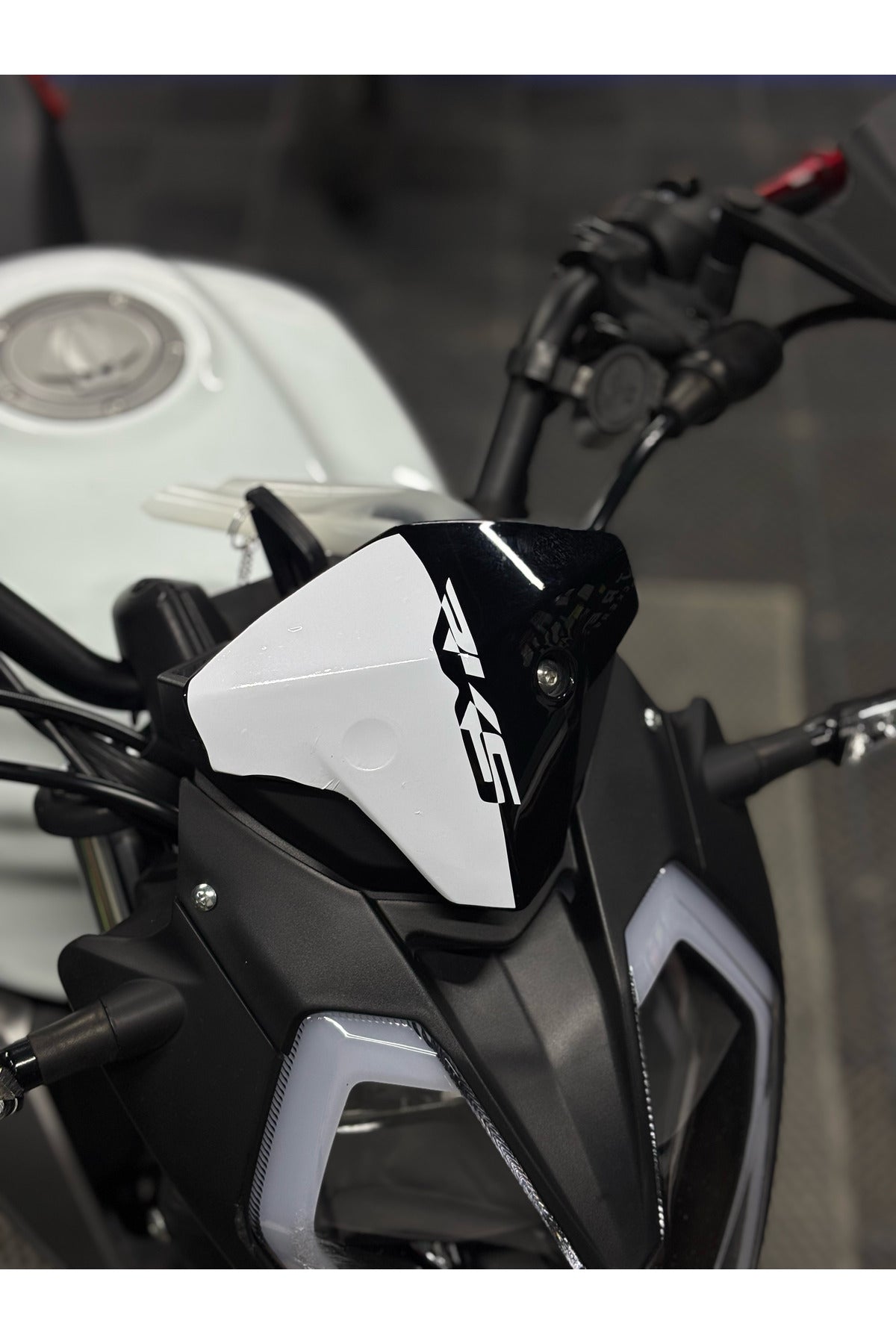 RKS RK125 için Beyaz Renk RKS Yazılı Kafa Detay Sticker Etiket