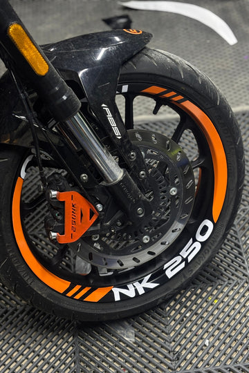 CFMOTO NK250 için Turuncu Beyaz Kalın Kesikli Yazılı Jant Şeridi Sticker Seti (16 Parça)