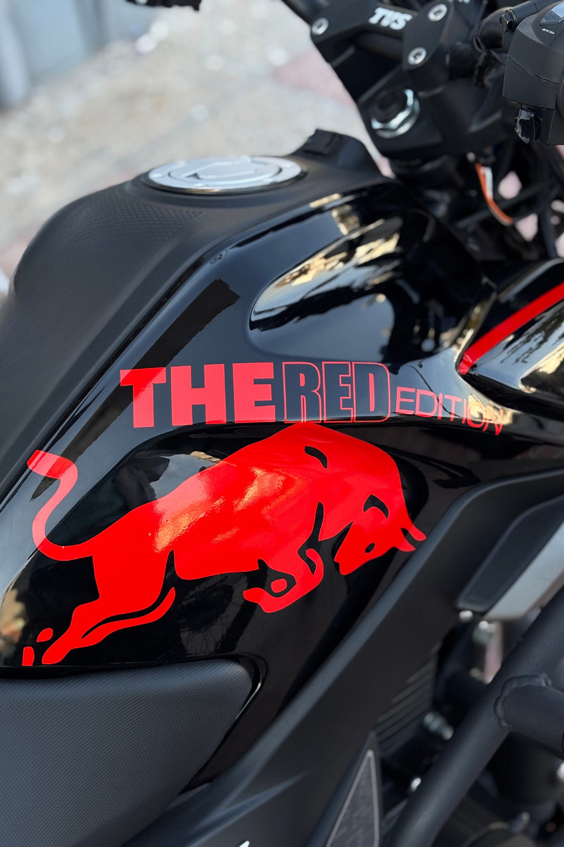 TVS Raider 125 için THE RED EDİTİON Boğa Enerji Reflektörlü Kırmızı Sticker Seti (Sağ)