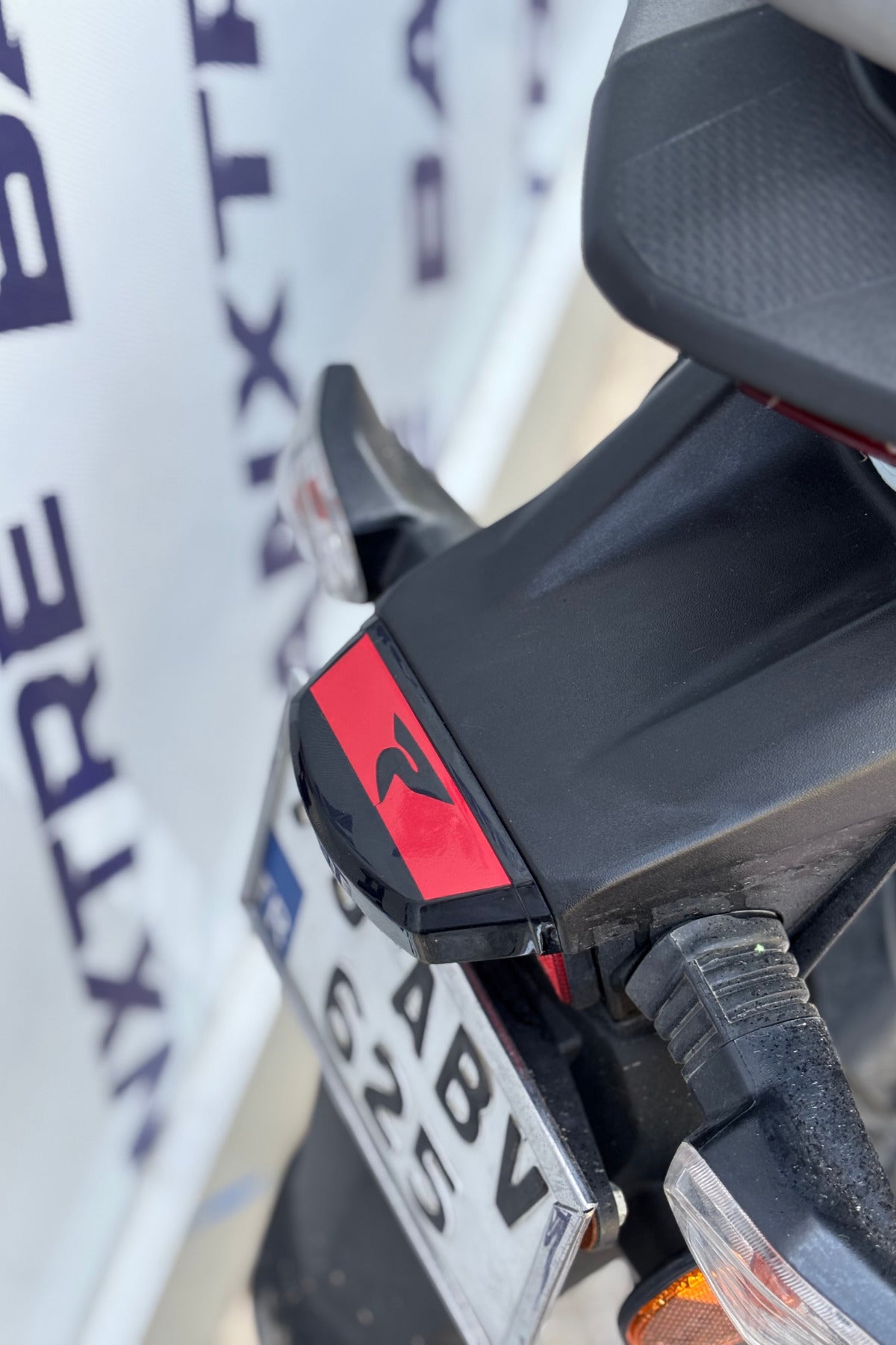 TVS Raider Stop Üstü Parça için R Logo Kırmızı Sticker (1 Adet)