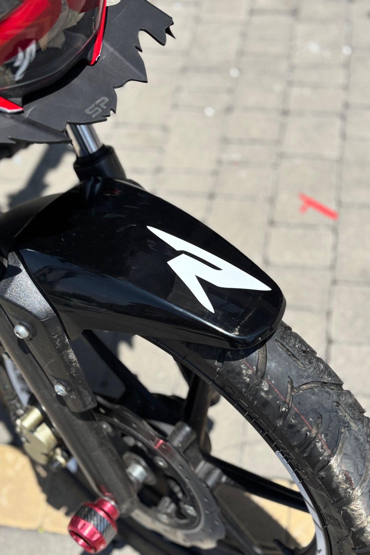 TVS Raider için Beyaz Renk Çamurluk için R Logo Sticker(1 Adet)(12CM)