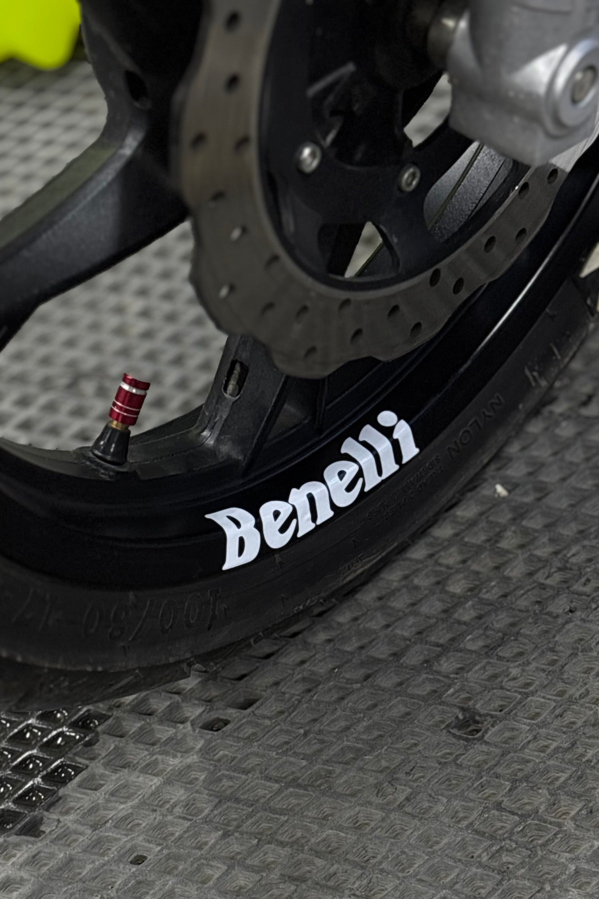 Benelli Motor Grubu için Benelli Jant içi Yazı Sticker Seti (4 Parça)