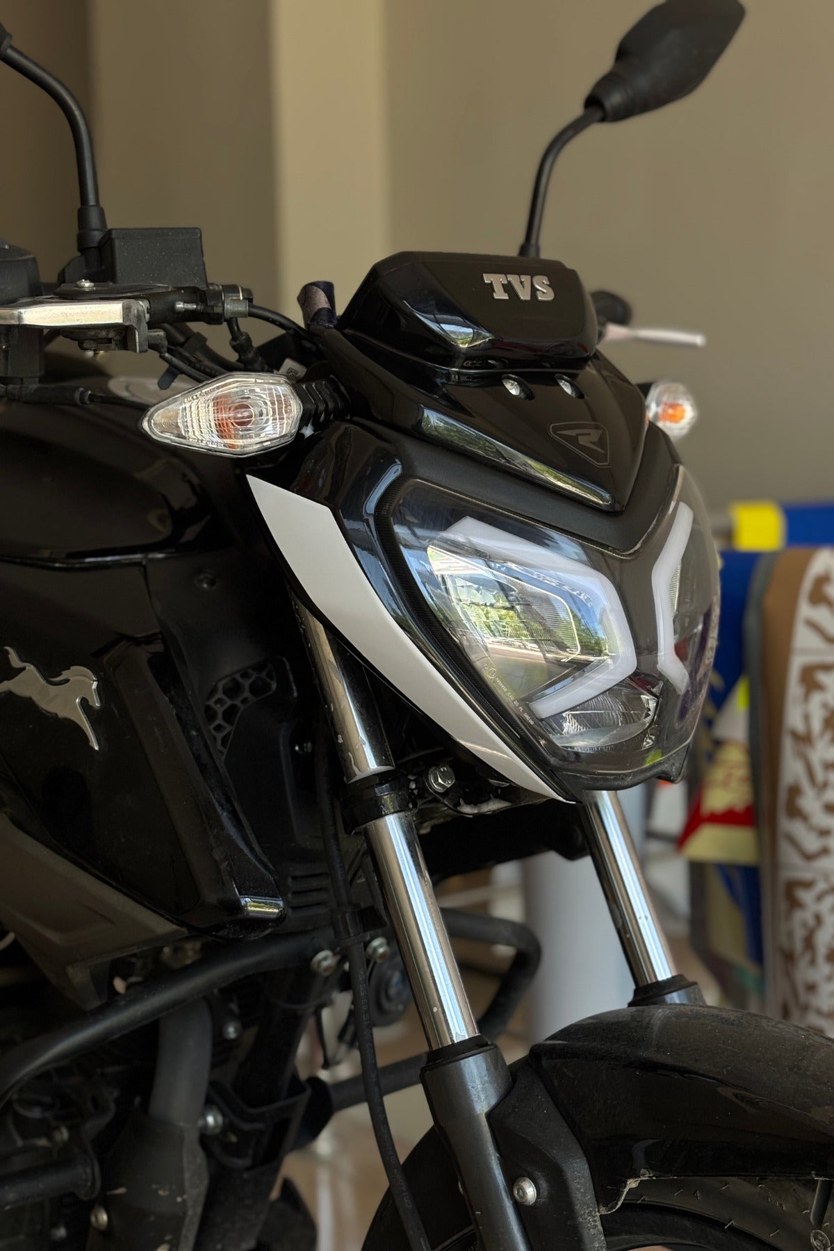 TVS Raider için Far Kaşı Detay Sticker (Sağ ve Sol)