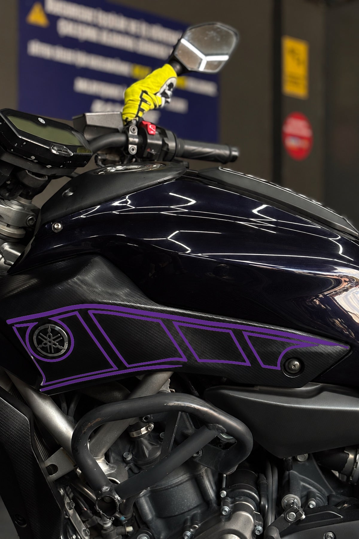 Yamaha MT-07 için Yan Panel için Boşluklu İnce Çizikli Sticker Seti (Sağ ve Sol )