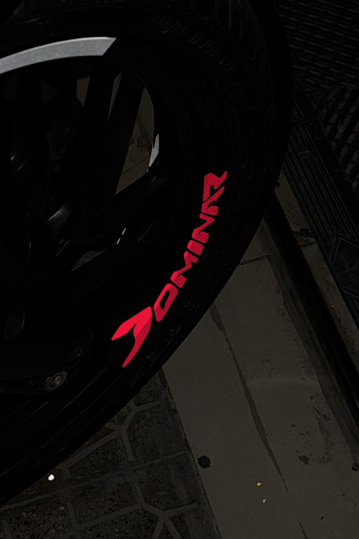 Bajaj Dominar Motosiklet Grubu için Reflektörlü Dominar Jant içi Yazı Sticker (4 Adet)