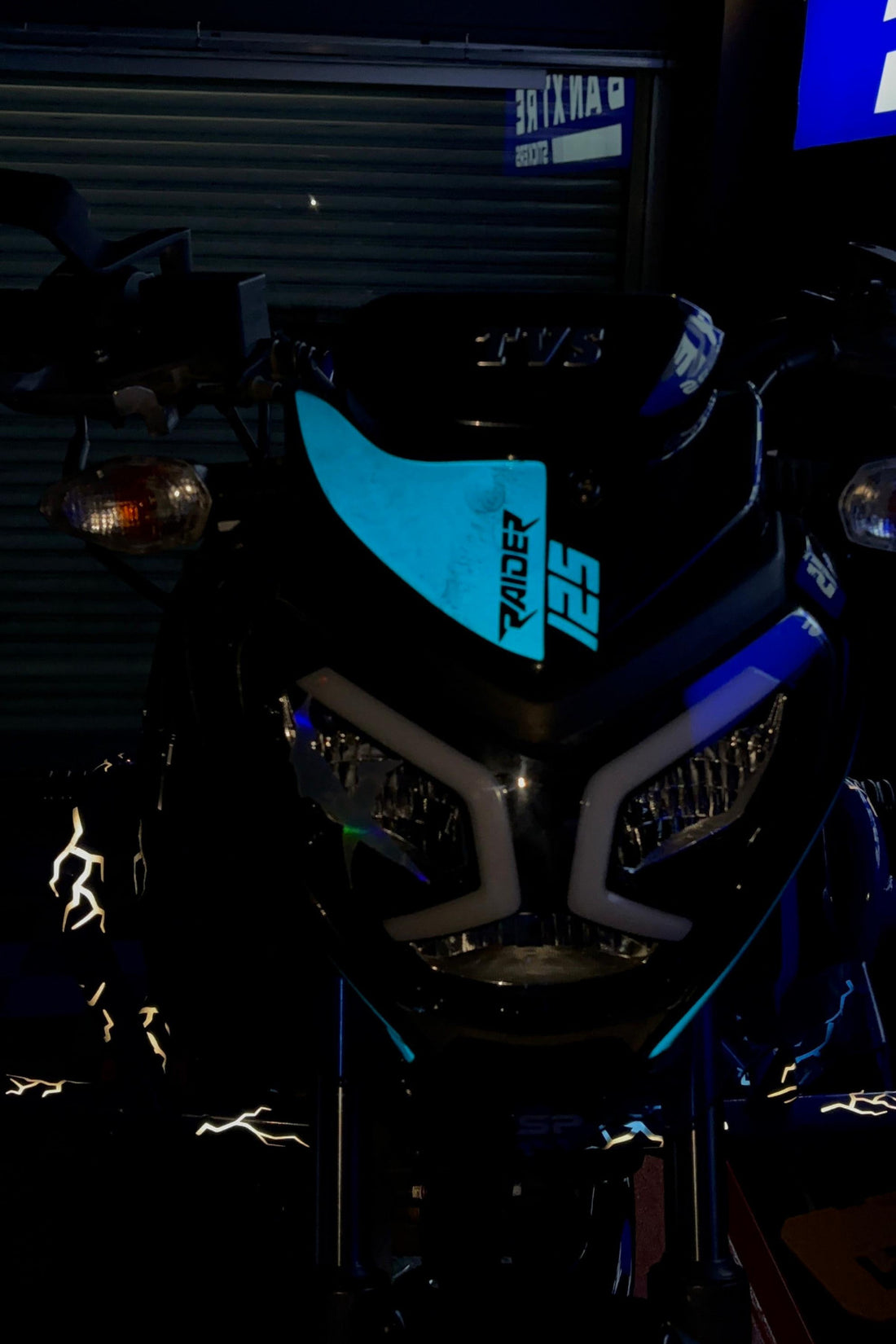 TVS Raider için Reflektif Raider 125 Yazılı Kafa Detay Sticker (1 Adet)