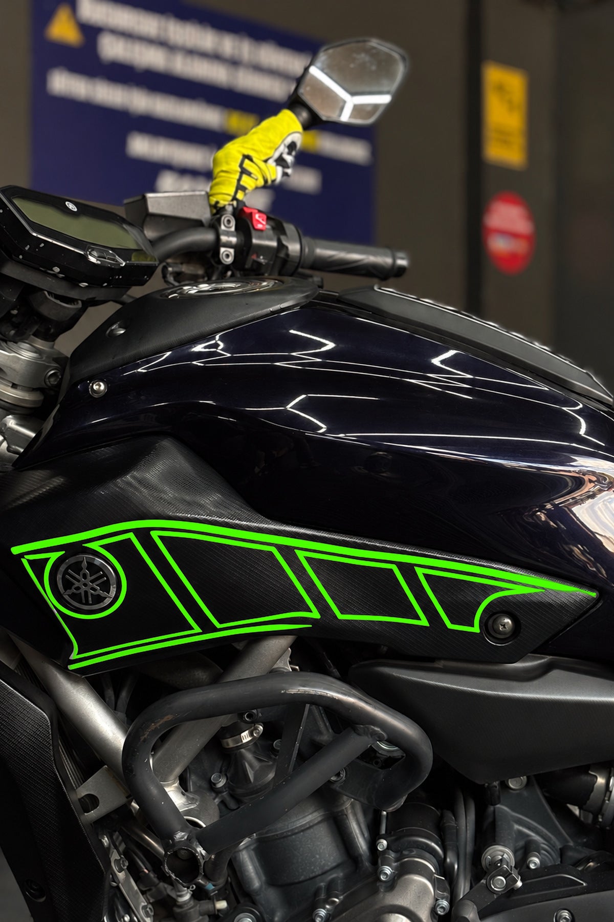 Yamaha MT-07 için Yan Panel için Boşluklu İnce Çizikli Sticker Seti (Sağ ve Sol )