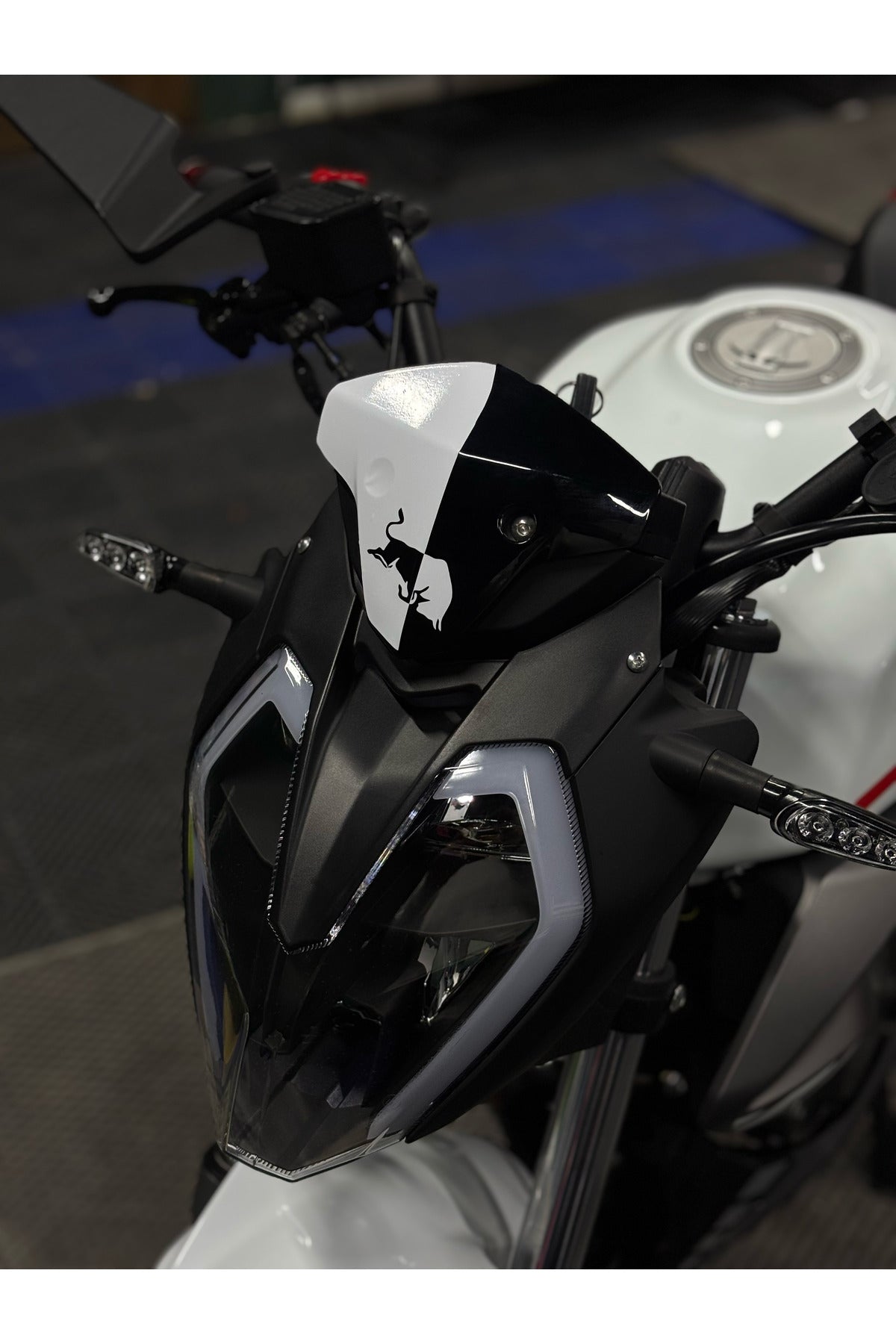 Benelli 125s ve RKS RK125 için BEYAZ Renk Boğa Enerji Detaylı Kafa Detay Sticker