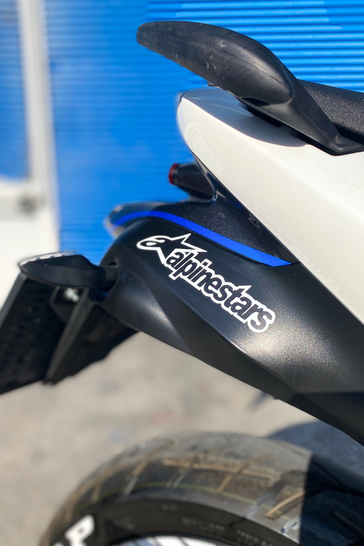 Dekoratif Beyaz Alpinestars Sticker Araba-Motor-Kask için Etiket 14CMx4CM (1 Adet)