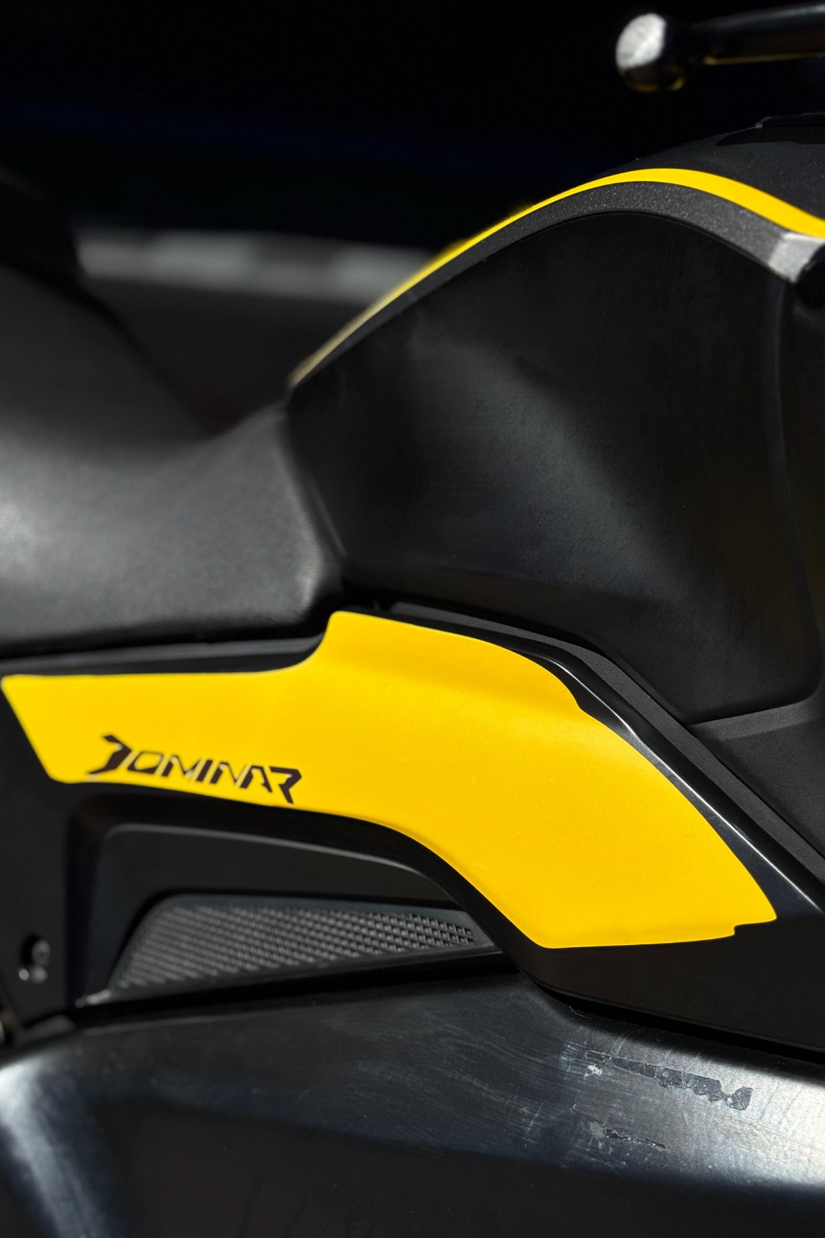 Bajaj Dominar 400 için Mat Sarı Baskılı Komple Sticker Seti