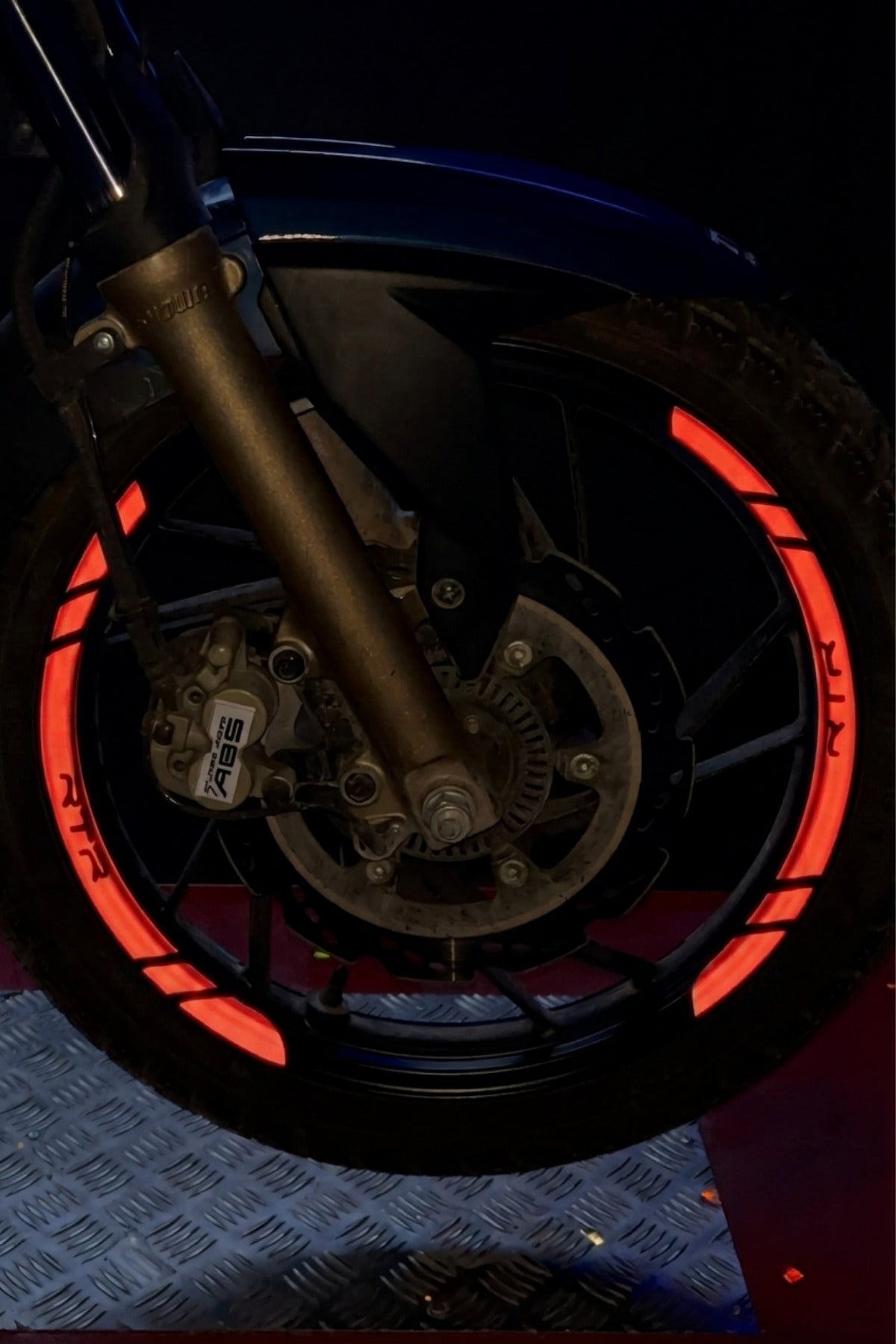 TVS Apache RTR için Reflektörlü 8 Parça Jant Şeridi Sticker Seti ( 2 Janta Yeter)