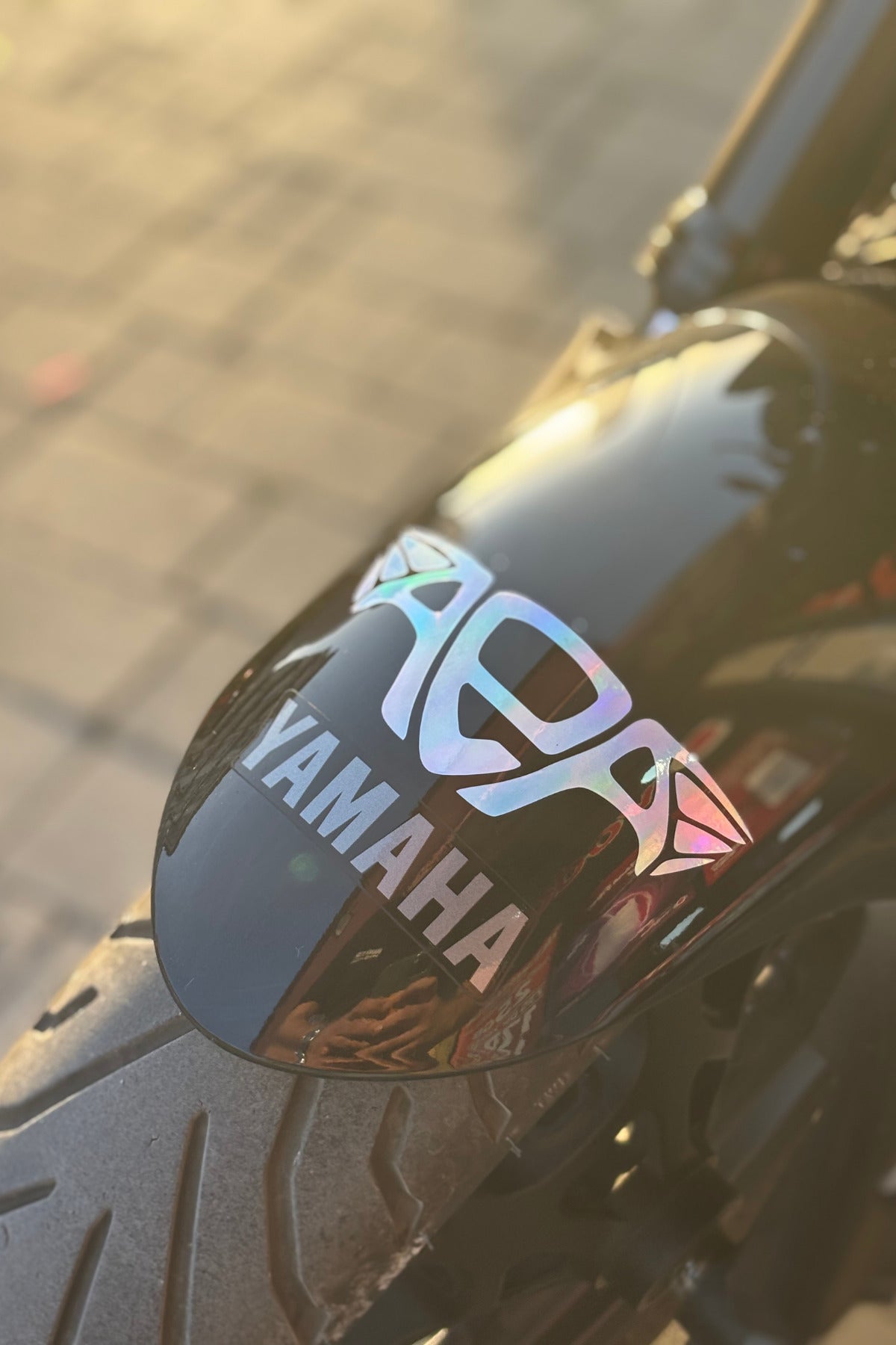 Motor-Araba-Kask için Hologramlı Altın Elbiseli Adam AEA Sticker Etiket (1 Adet)(10CM)