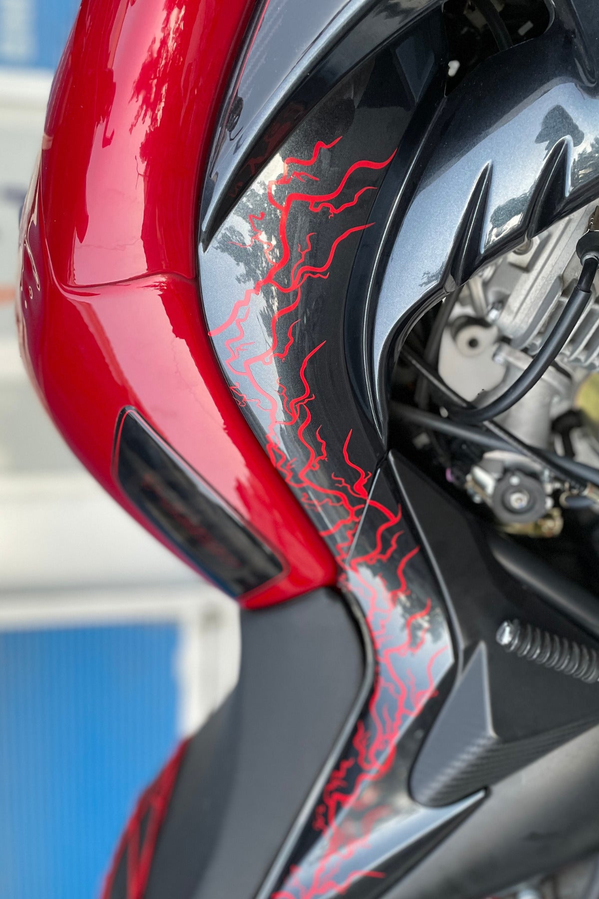 Motor-Kask için Kırmızı Yıldırım Şimşek Sticker Seti (8 Parça Yıldırım) Tüm Motorlara Uyumlu Sağ-Sol