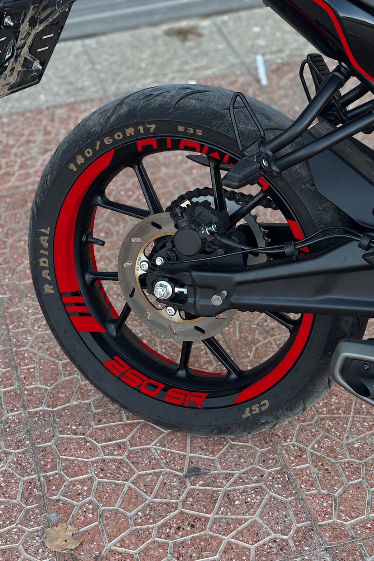 CFMOTO 250 SR için Yazılı Kalın Kesikli Jant Şeridi Sticker Seti (16 Parça) (1 Set 1 Motora Yeterlidir)