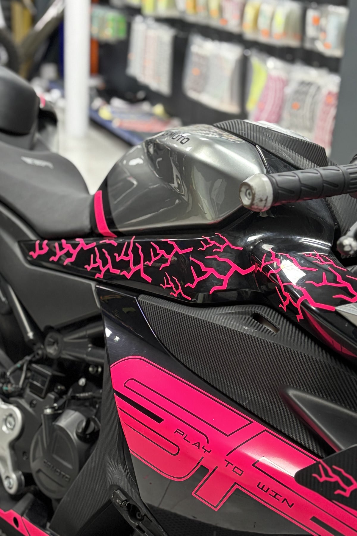 Motor ve Kask için Tüm Motorlara Uyumlu Pembe Yıldırım Şimşek Sticker (32'lİ)