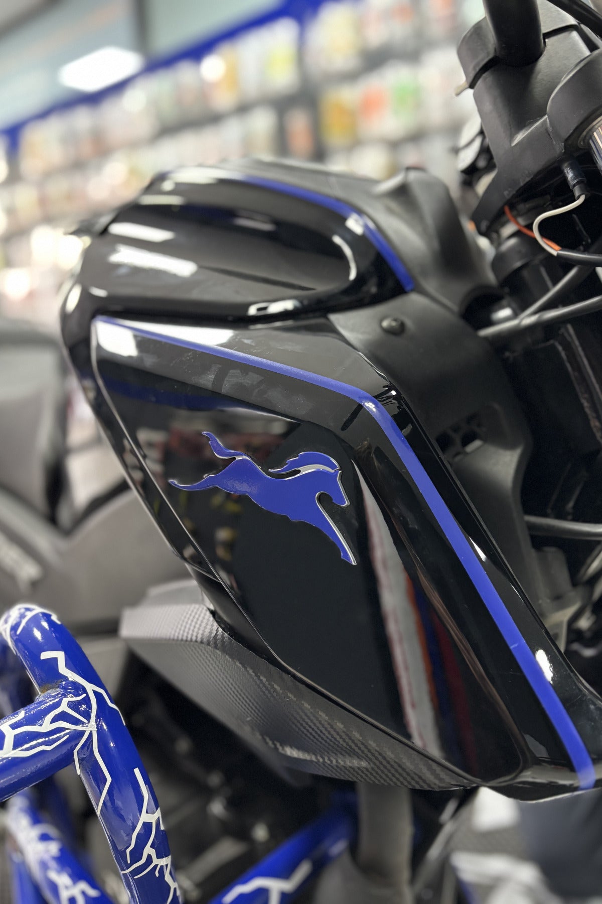 TVS Radier ve Apache Uyumlu Koyu Mavi At Sticker Etiket (2 Adet)(ÜRÜN STİCKERDIR)