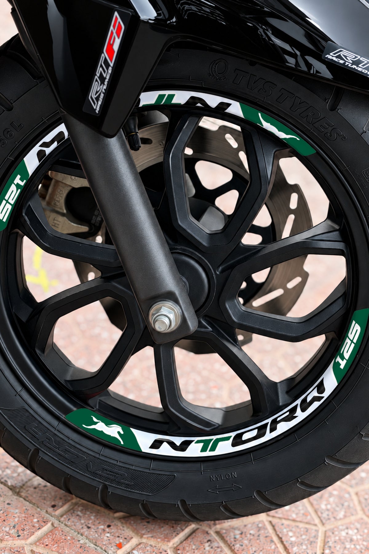 TVS Ntorq 125 için Baskılı Jant Şeridi Sticker Seti (Ön-Arka Tam Yeterli)