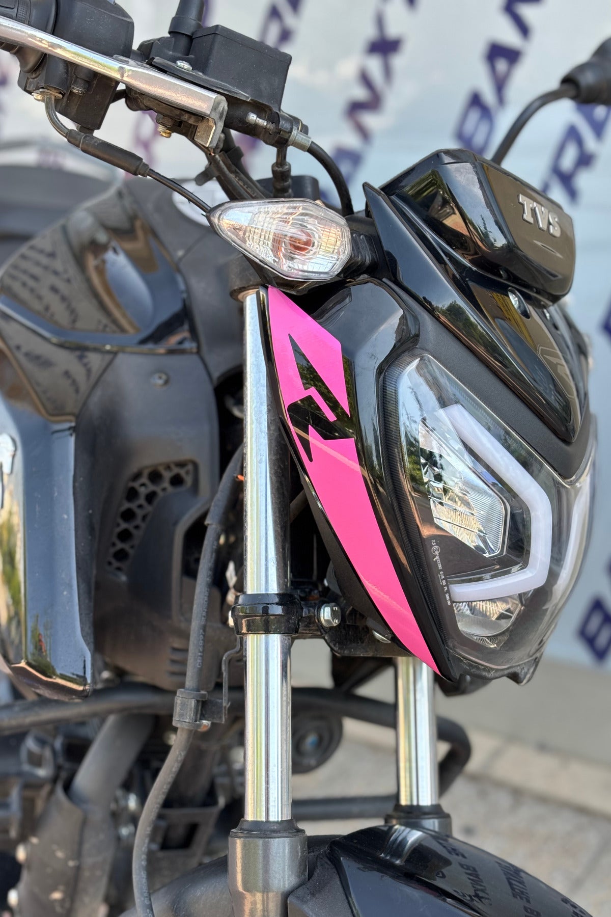 TVS Raider için R Logolu Far Kaşı Detay Sticker (2 Adet)