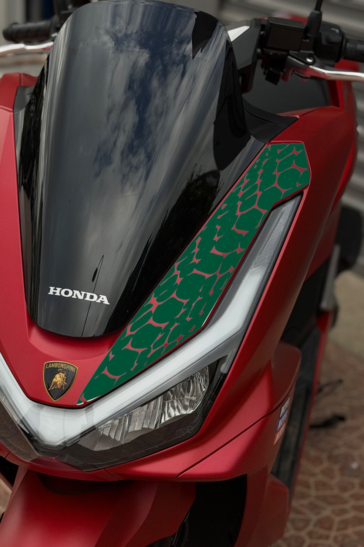 Honda PCX Deluxe için Yeni Kasa 2025-2026 Uyumlu Far Üstü Yılan Pulu Desen Sticker