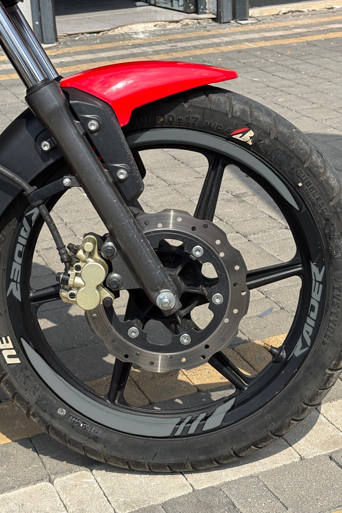 TVS Raider 125 için Kalın Kesikli + Raider Yazılı Jant Şeridi (Ön-Arka-Sağ-Sol)