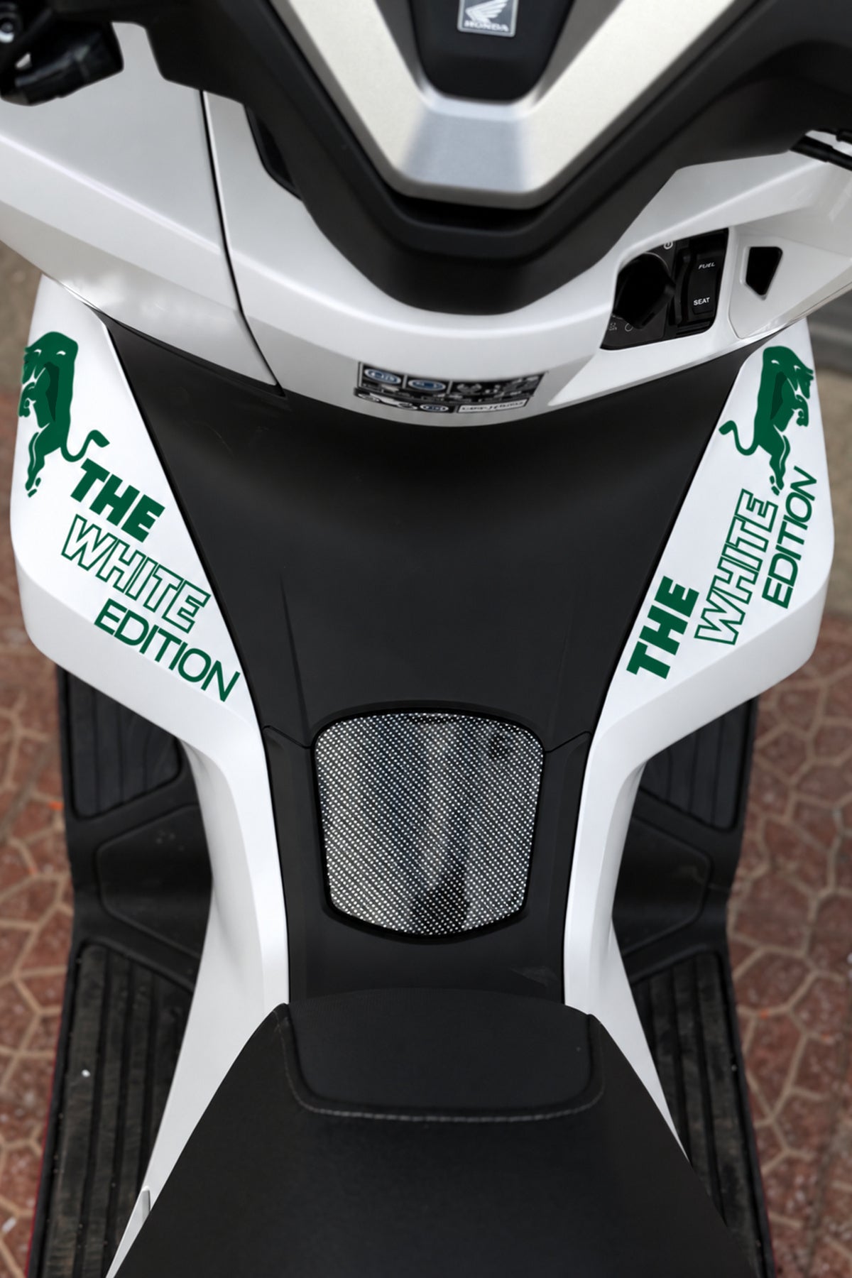 Honda PCX için The White Edition Boğa Sticker Etiket (Sağ ve Sol)