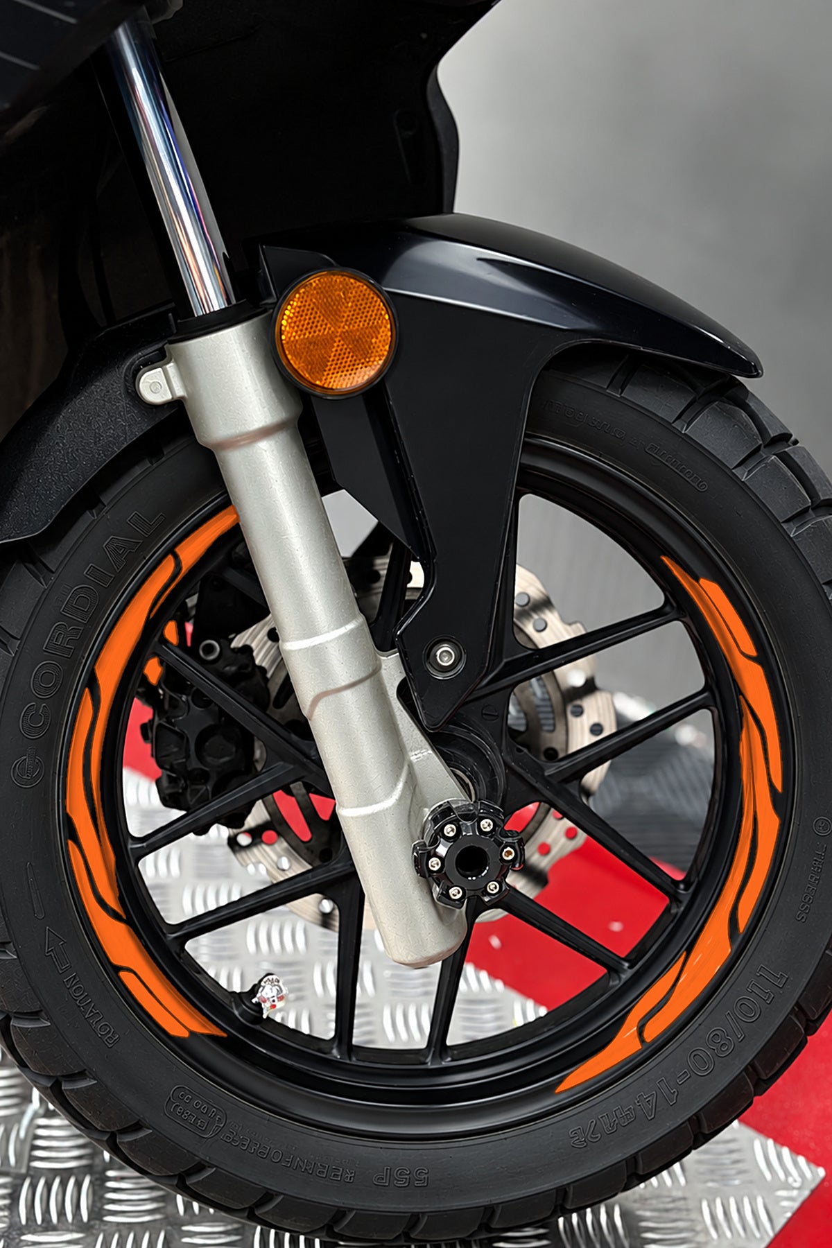 Scooter Grubu için 13-14-15 Jant Uyumlu Kesikli V2 Jant Şeridi Sticker Seti (Ön-Arka Tam Yeterli)