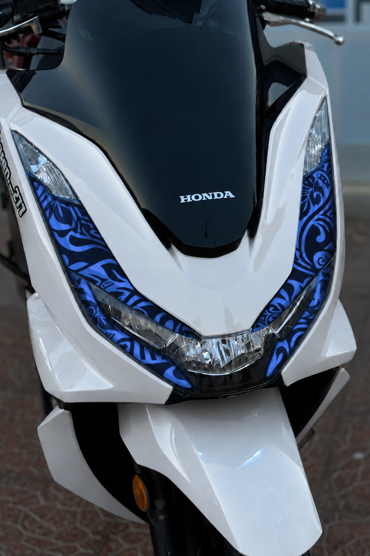Honda PCX Geniş Kalıp Yaprak Desenli Dövme Far Filmi Far Tasarım Sticker (2021-2022-2023-2024 Uyumlu)