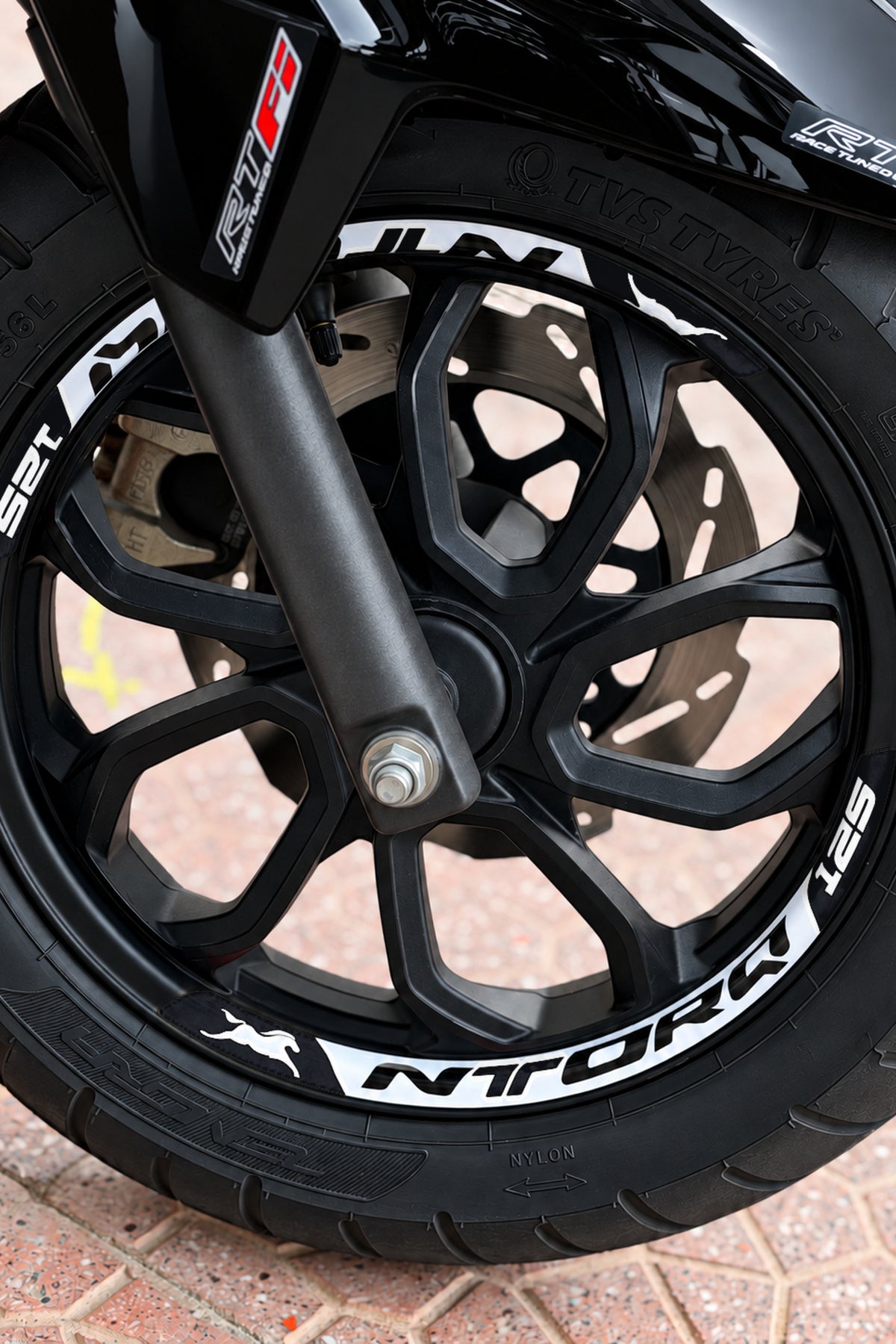 TVS Ntorq 125 için Baskılı Jant Şeridi Sticker Seti (Ön-Arka Tam Yeterli)