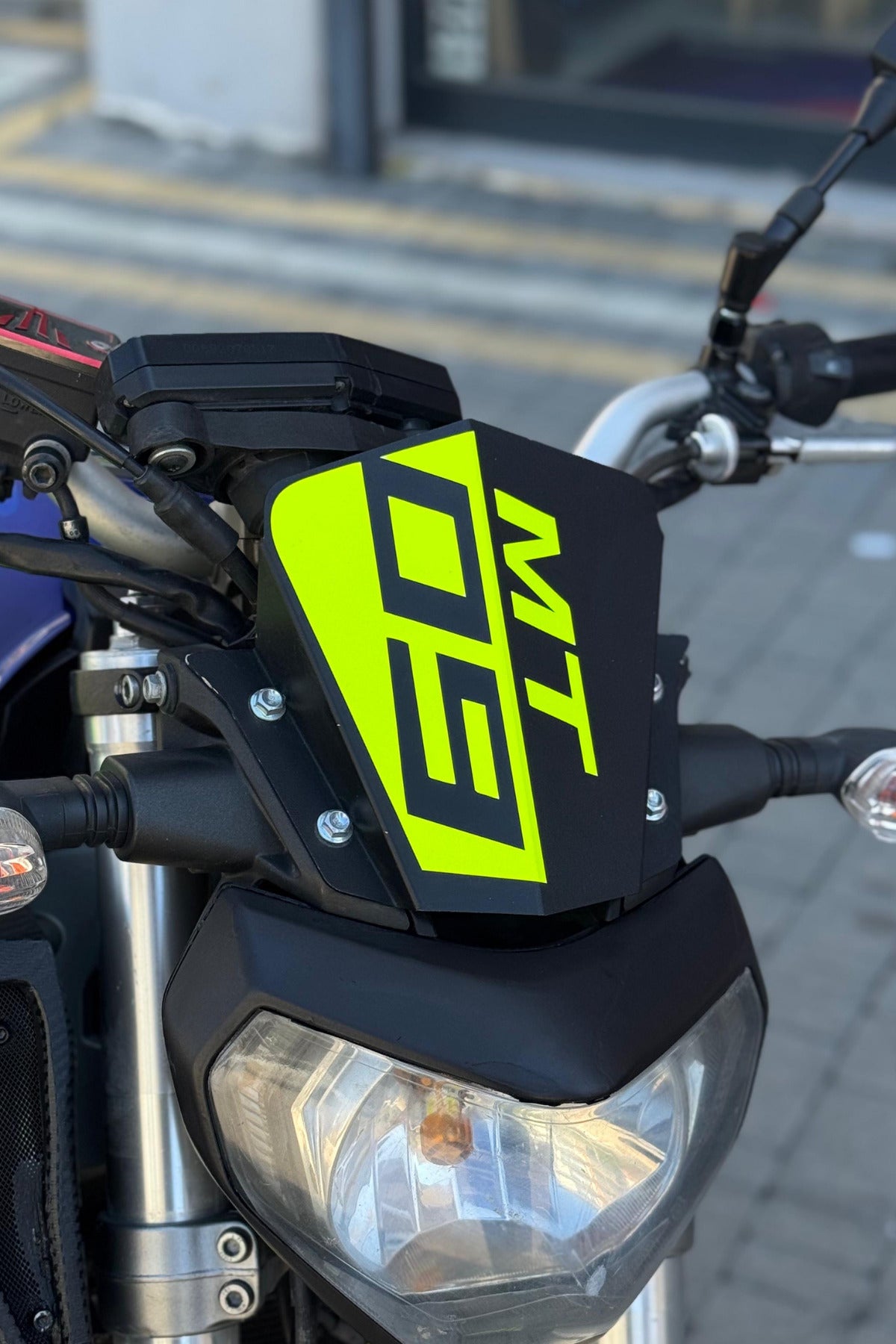 Yamaha MT-09 için Neon Sarı Kafa Sticker Etiket (1 Adet)