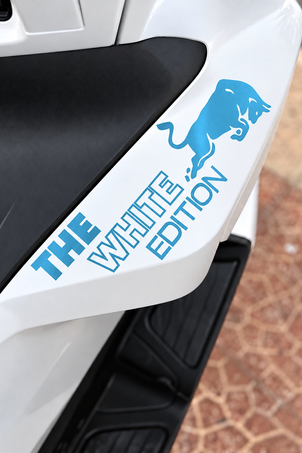 Honda PCX için The White Edition Boğa Enerji Sticker Etiket (1 Adet)
