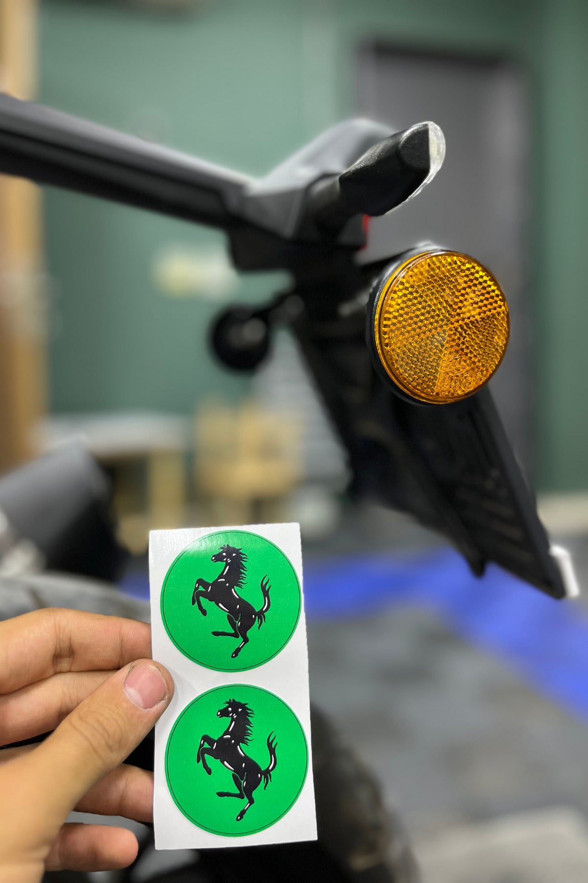 Motosiklet Kedigözü için Yuvarlak 5CMx5CM At Sticker Seti (2 Adet)