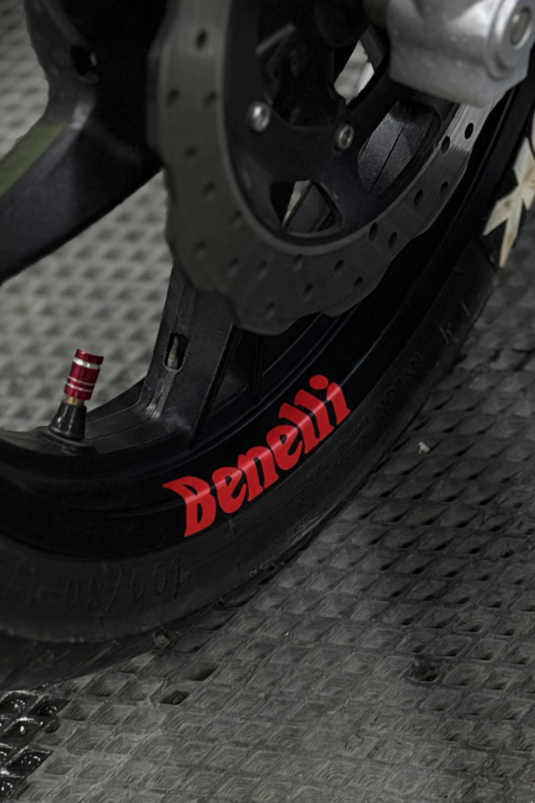 Benelli Motor Grubu için Benelli Jant içi Yazı Sticker Seti (4 Parça)