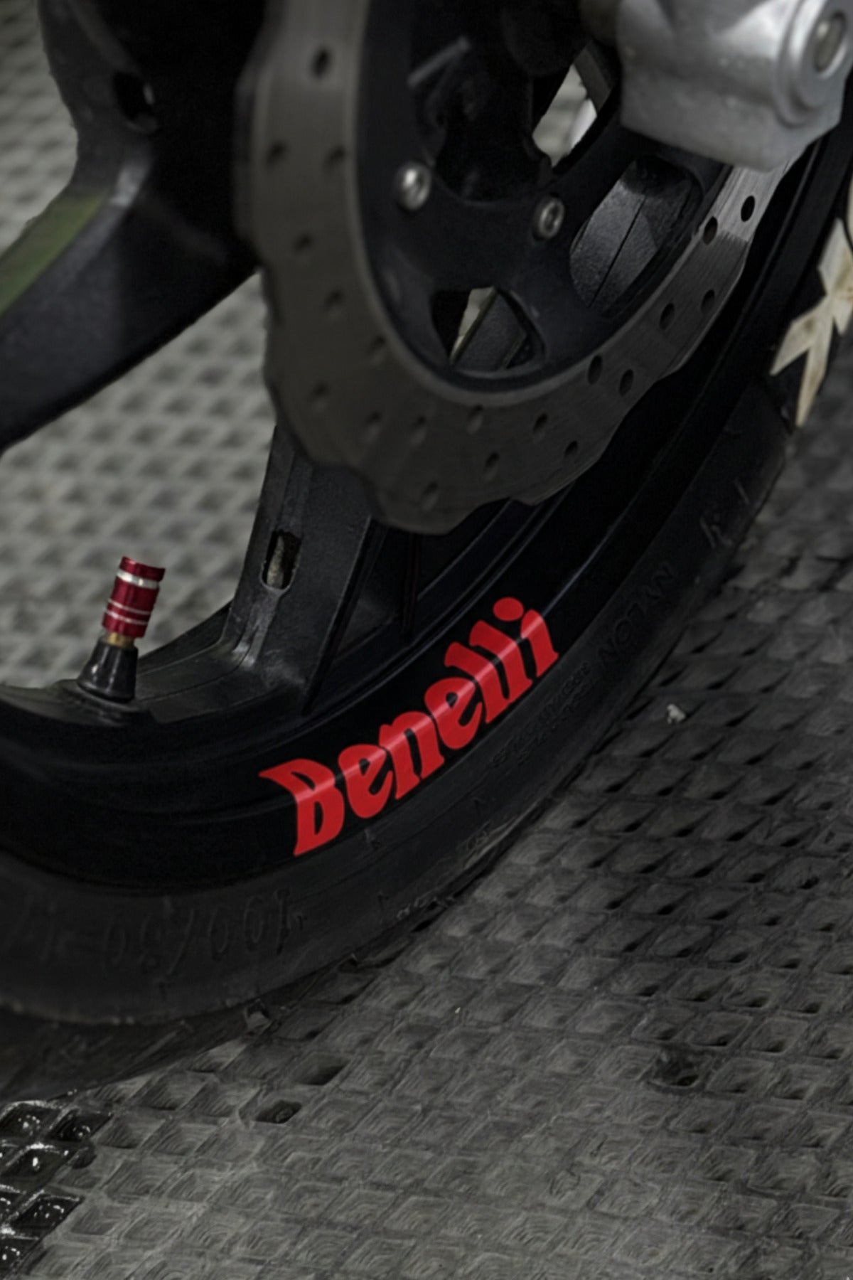 Benelli Motor Grubu için Benelli Jant içi Yazı Sticker Seti (4 Parça)