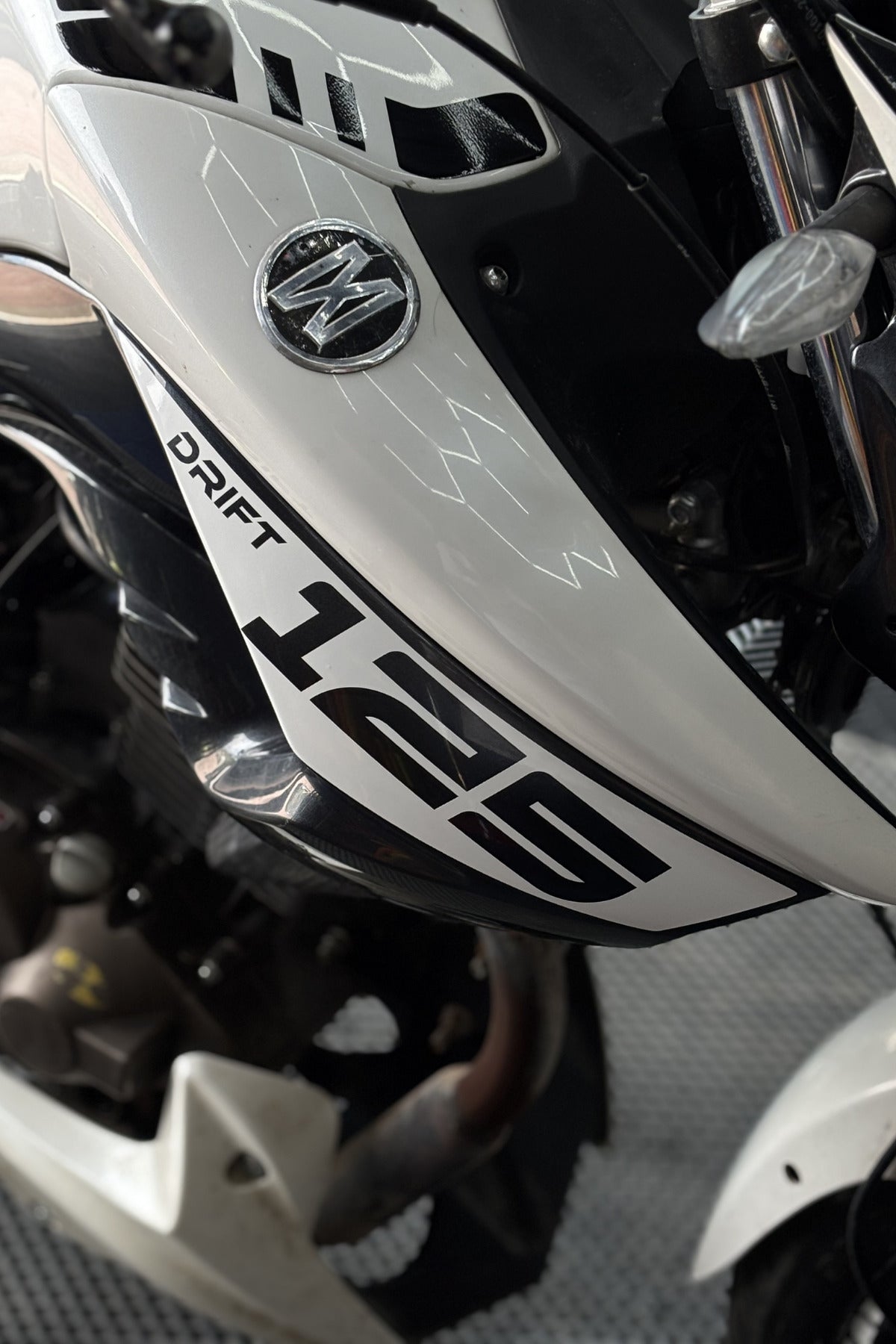 Mondial Drift-L için Yan Drenajlar için Drift+125 Yazılı Beyaz Renk Sticker (Sağ ve Sol)