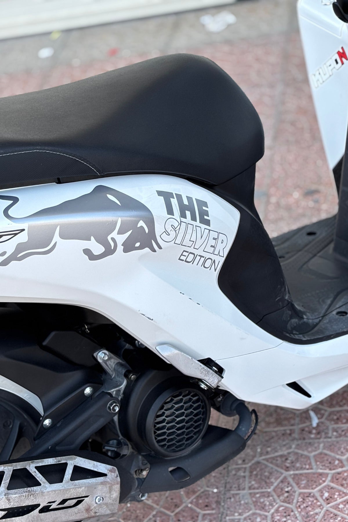 Motor ve Kask için Gümüş Gri Boğa Enerji Sticker Etiket Seti (2 Parça)