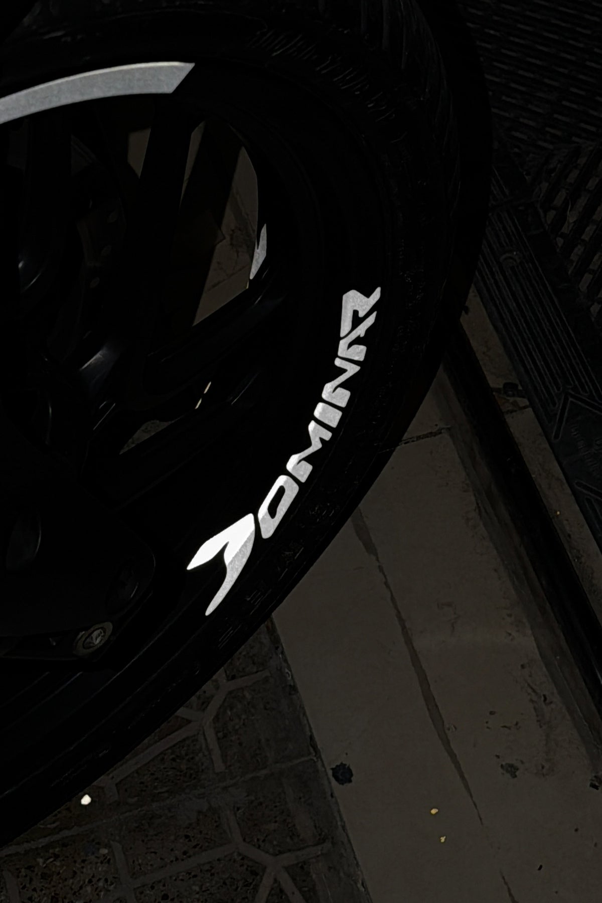 Bajaj Dominar Motosiklet Grubu için Reflektörlü Dominar Jant içi Yazı Sticker (4 Adet)