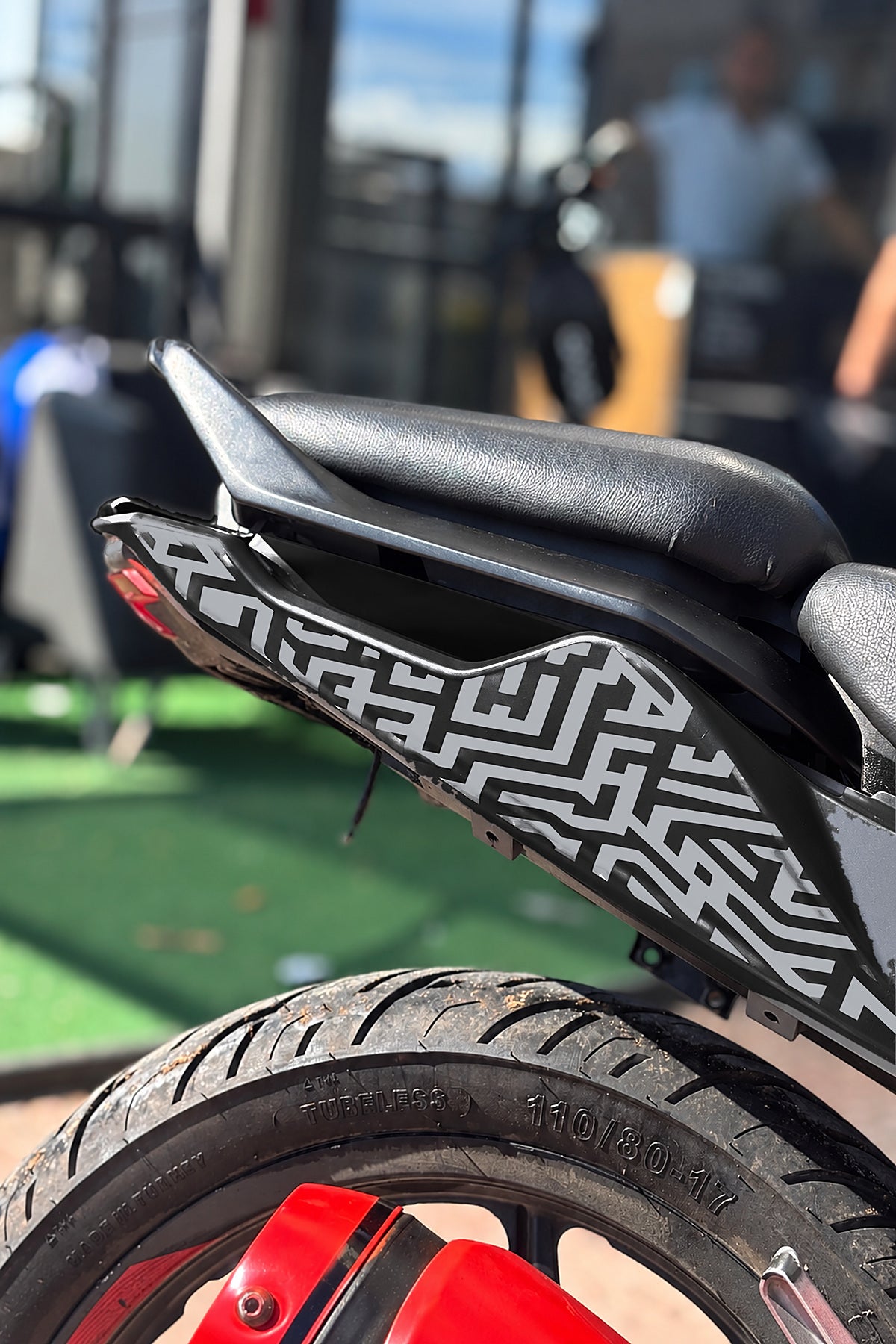 TVS Raider 125 için Labirent Desenli Sele Altı Kaplama Sticker Etiket (Sağ ve Sol )