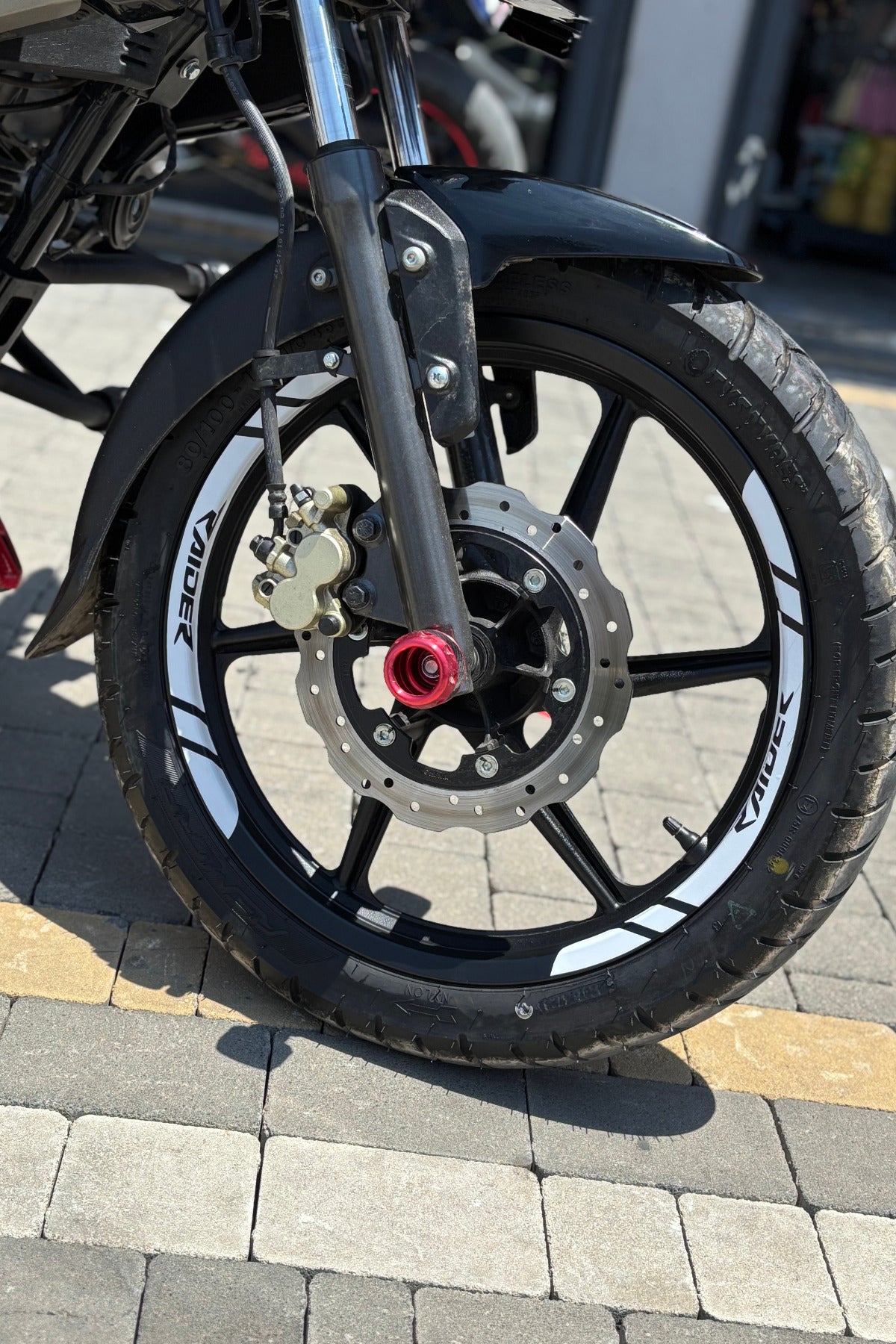 TVS Raider için Beyaz Renk Raider Yazılı 8 Parça Jant Şeridi Sticker Seti