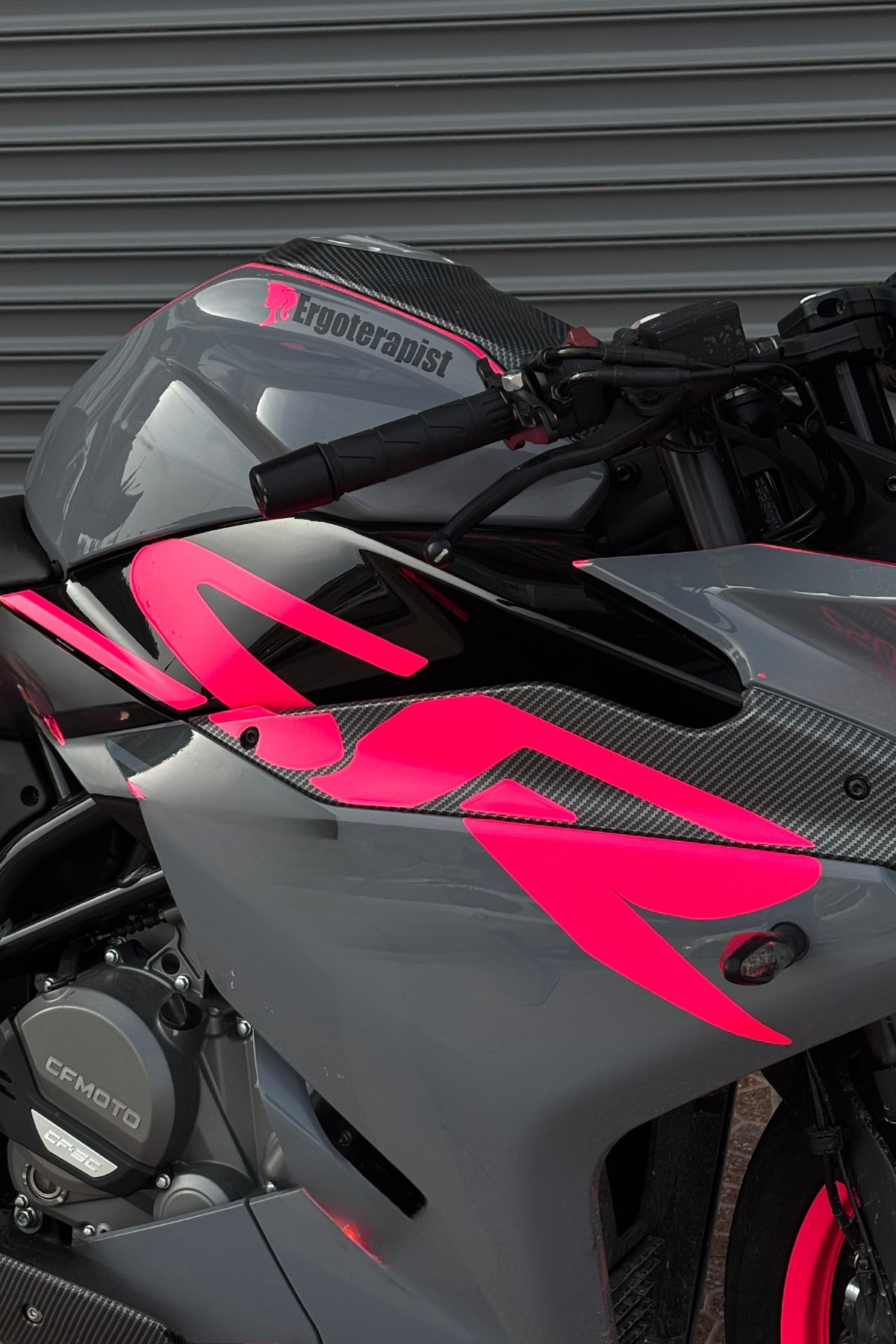 CFMOTO 250SR için Renkli Orijinal Sticker (SR Yazıları Sağ ve Sol )(Orijinal Üzerine Tam Kapatır)