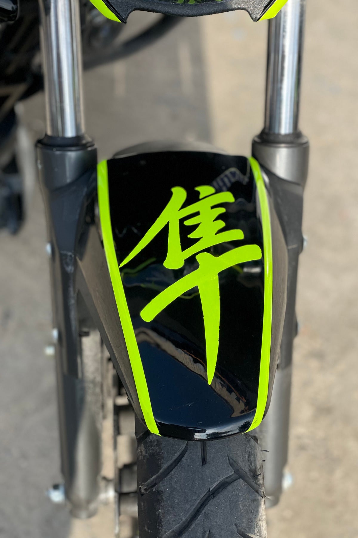 Motor-Araba-Kask için Neon Sarı Japonca Yazı Hayabusa Logo Sticker Etiket (1 Adet)