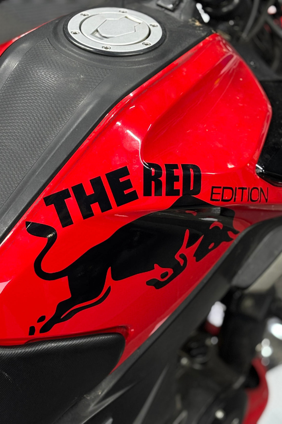 TVS Raider 125 için Siyah Renk The Red Edition Sticker Seti (Sağ Taraf)