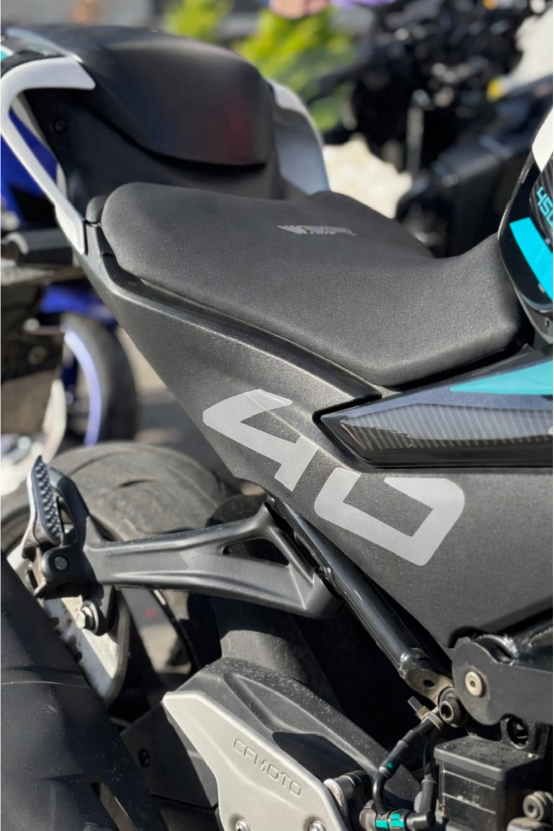 CF MOTO 450SR için Gri Renk Orijinal 40 Yazılı Sticker Etiket Seti (2 Parça sağ ve Sol)