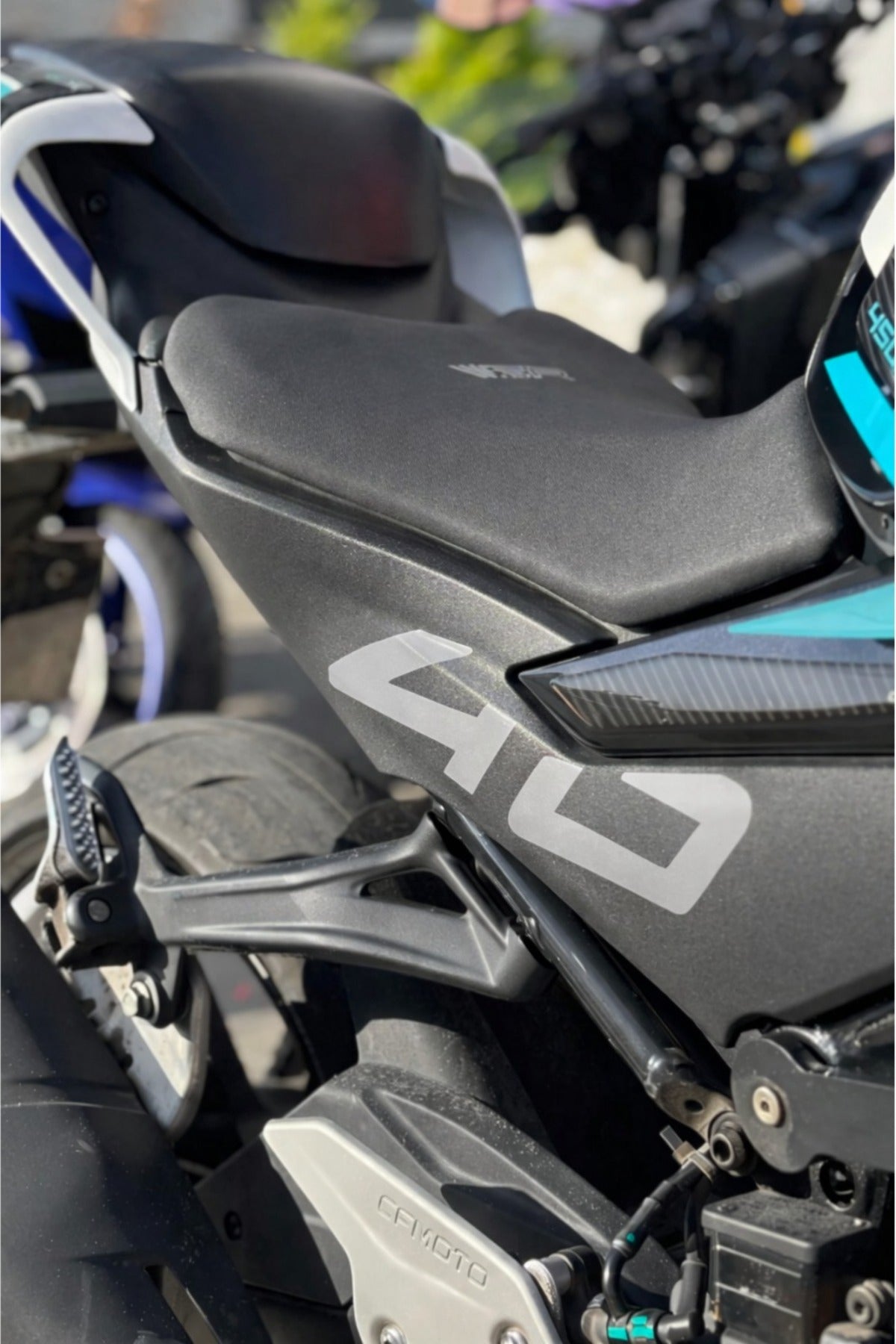 CF MOTO 450SR için Gri Renk Orijinal 40 Yazılı Sticker Etiket Seti (2 Parça sağ ve Sol)