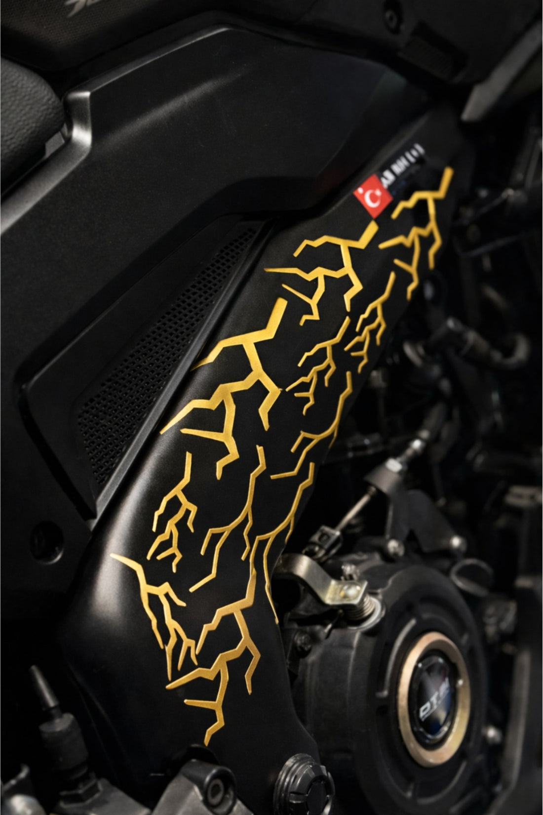 Motor ve Kask için Mat Gold Yıldırım-Şimşek Sticker Seti (Toplamda 16 Adet tekli Yıldırım)