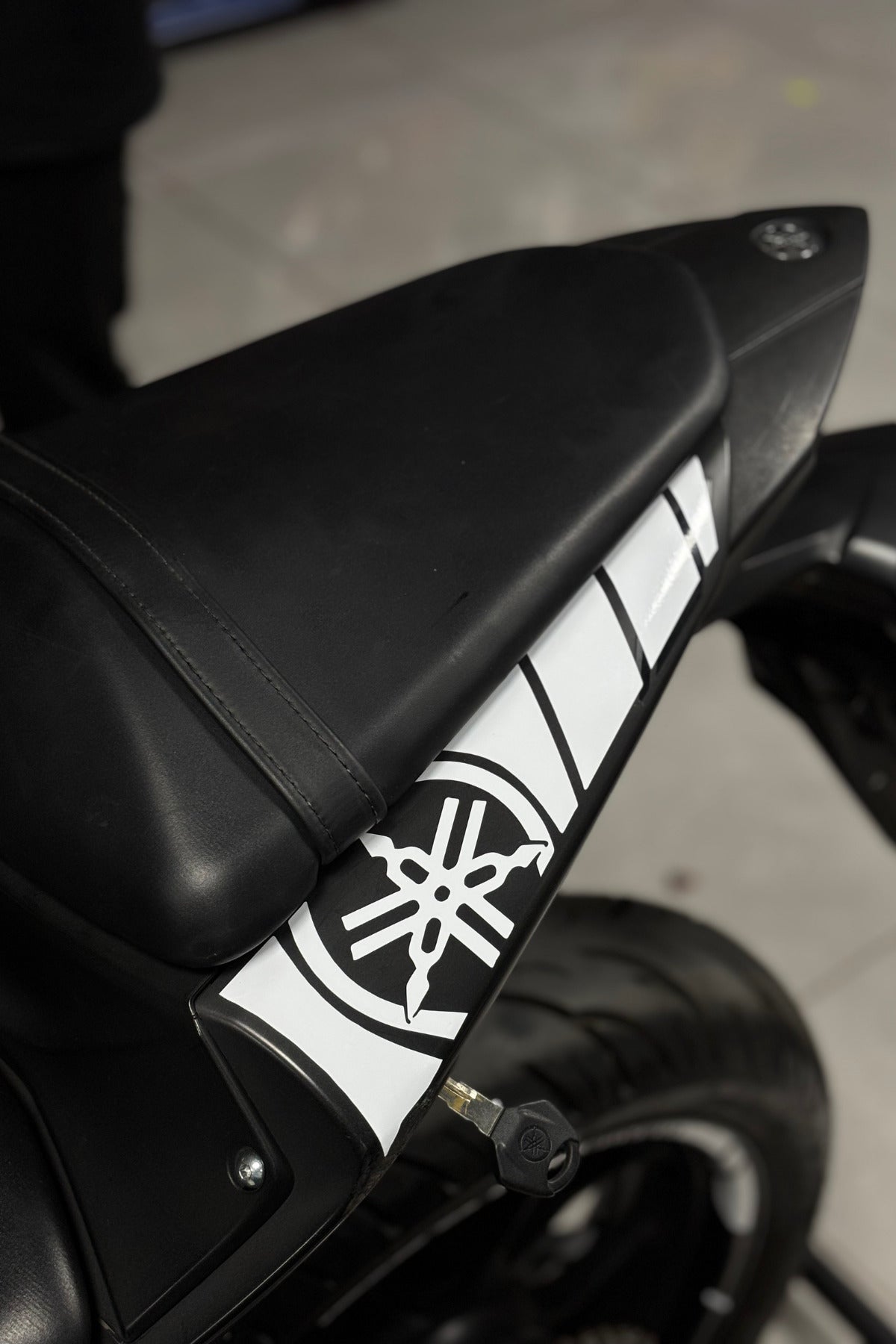 Yamaha Motor Grubu için Kuyruk Tarafı için Beyaz Kuyruk Sticker Seti (Sağ ve Sol )