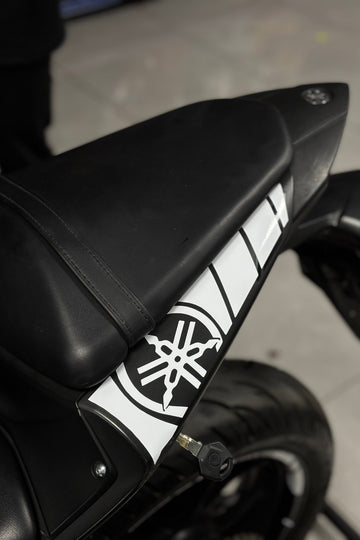 Yamaha Motor Grubu için Kuyruk Tarafı için Beyaz Kuyruk Sticker Seti (Sağ ve Sol )