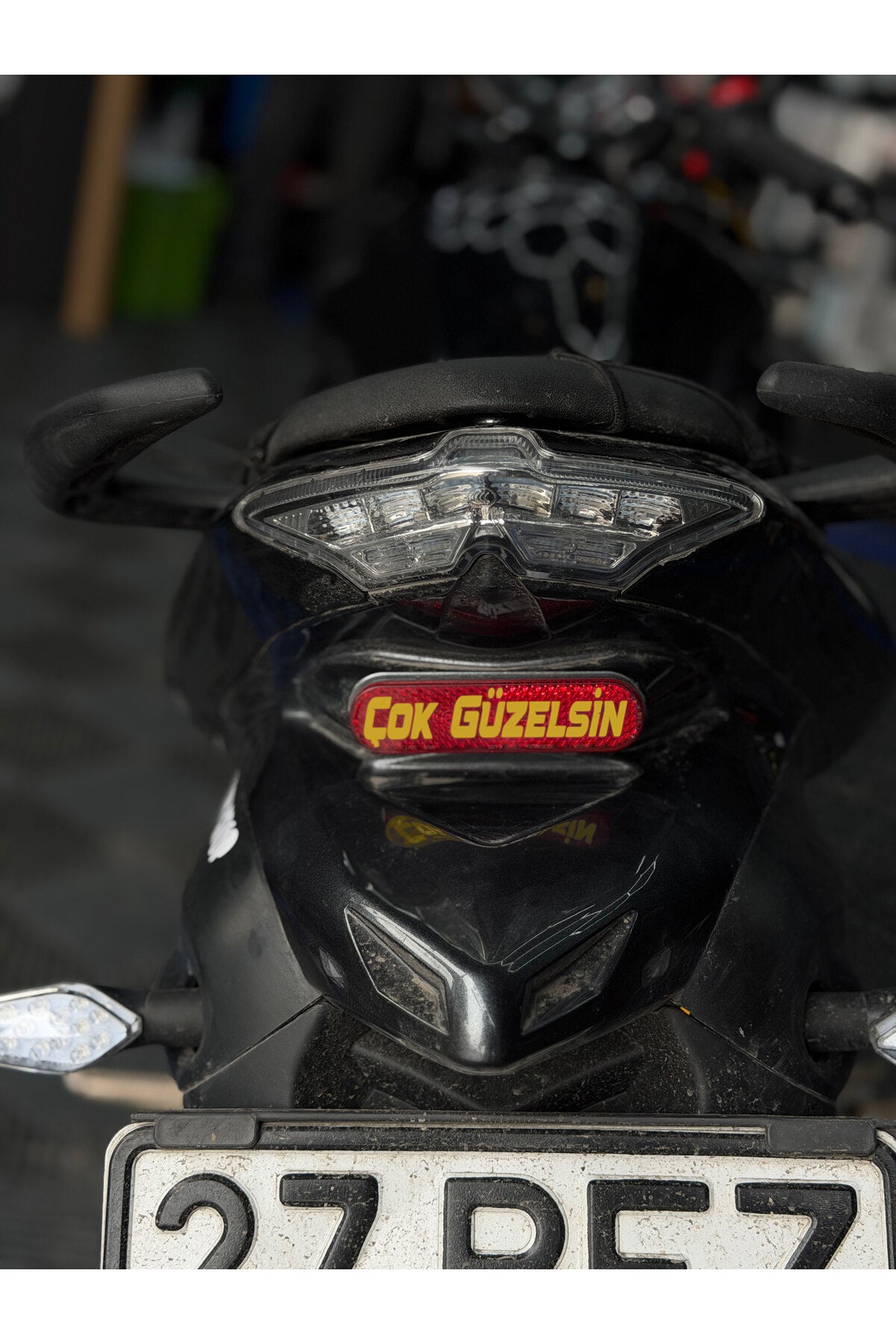 Motosiklet Kedigözü için Çok Güzelsin Düz Yazı Sticker Etiket ( 8CMx2CM)