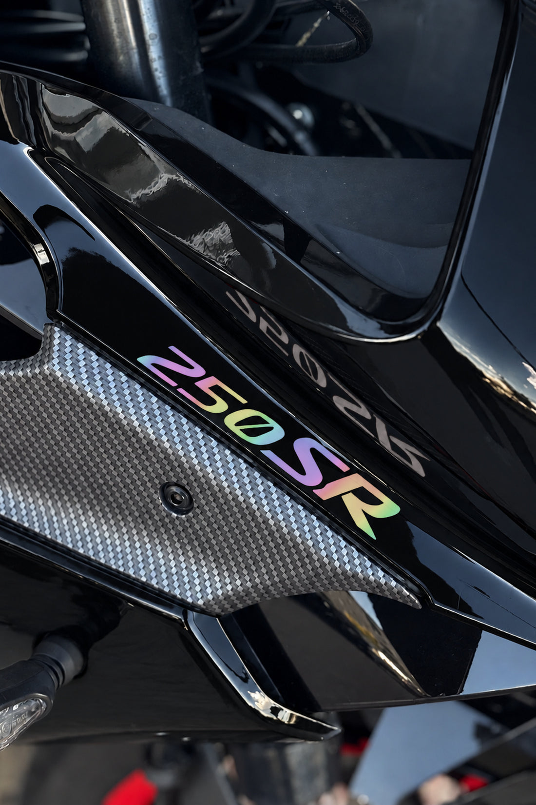 CFMOTO SR250 için Ön Grenajlar için Orijinal 250SR Yazı Sticker Etiket (12CMx2CM) (2 Adet)
