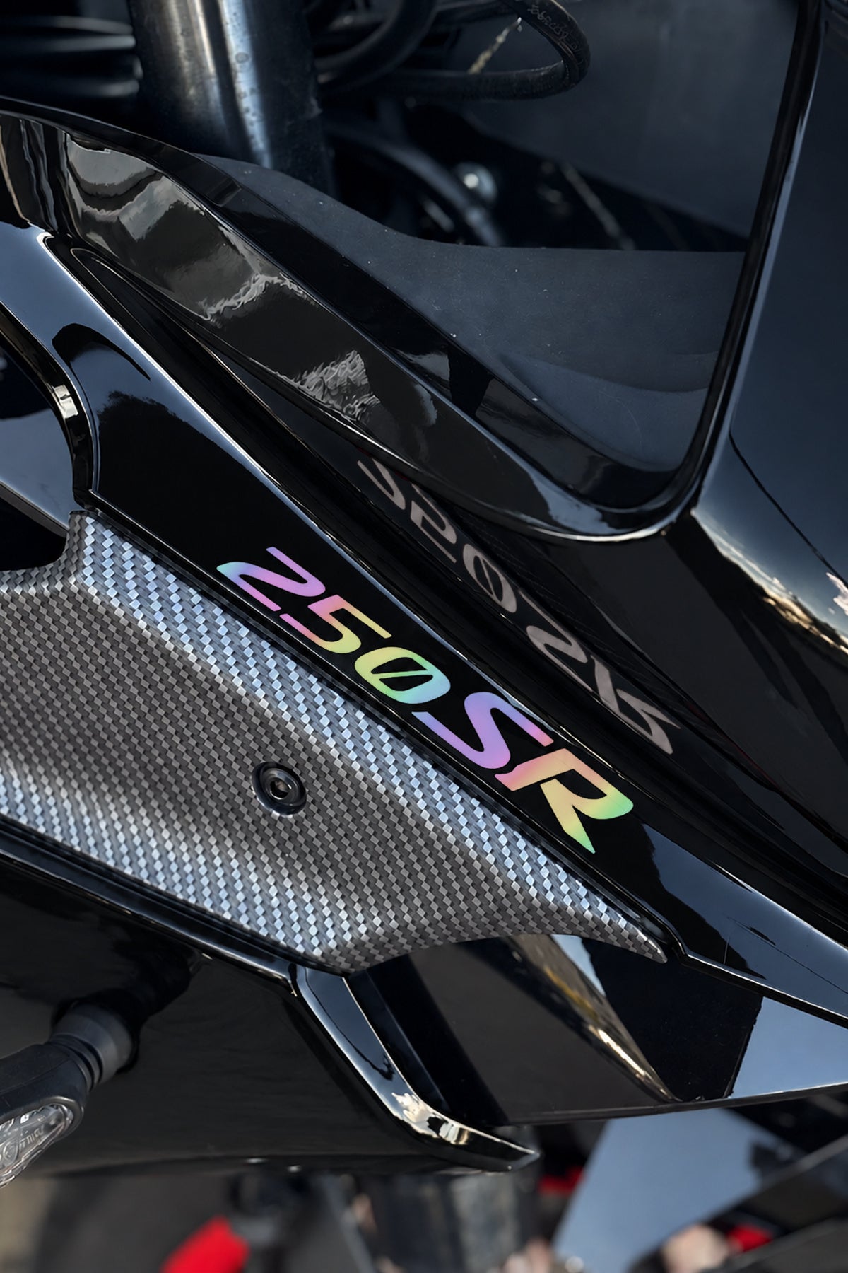 CFMOTO SR250 için Ön Grenajlar için Orijinal 250SR Yazı Sticker Etiket (12CMx2CM) (2 Adet)