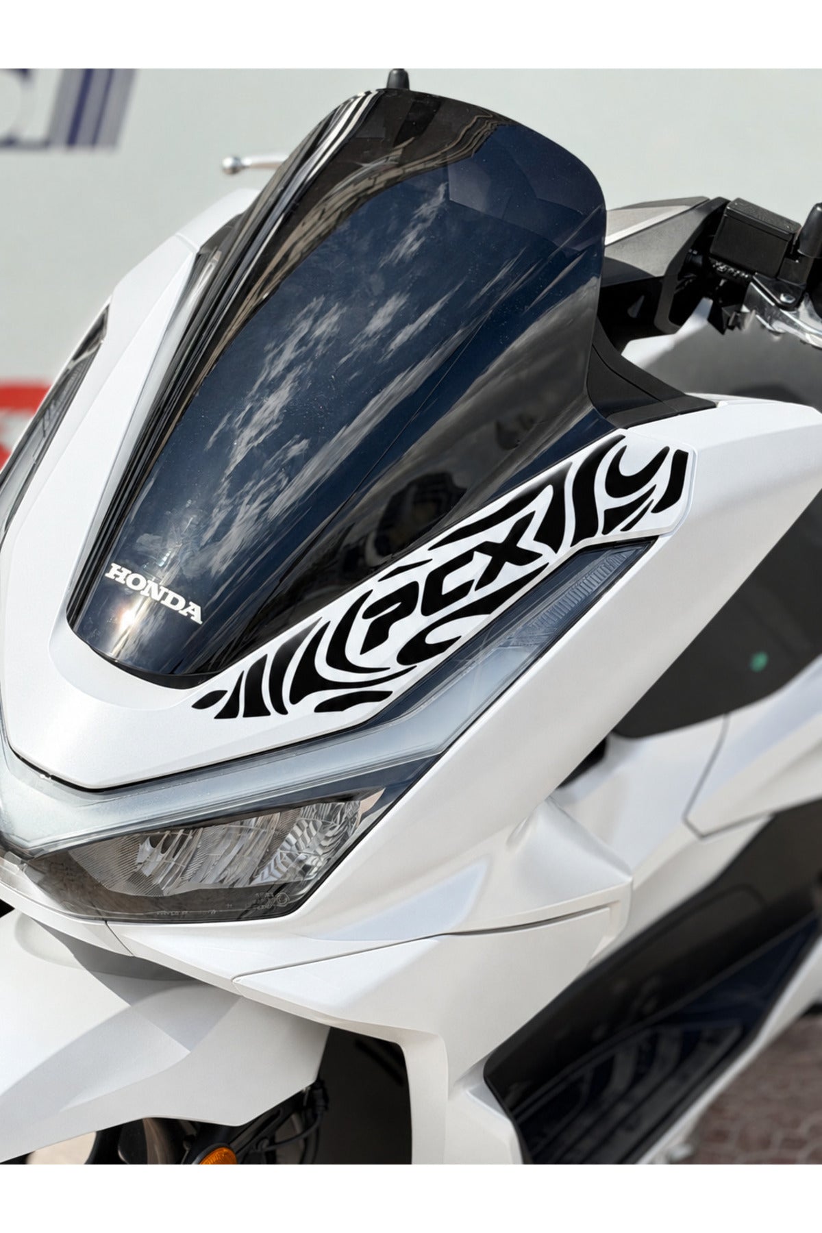 Honda PCX Deluxe için Ön Panel PCX Yazılı Tribal Yazı Dövme Sticker (2025-2026 Uyumlu)